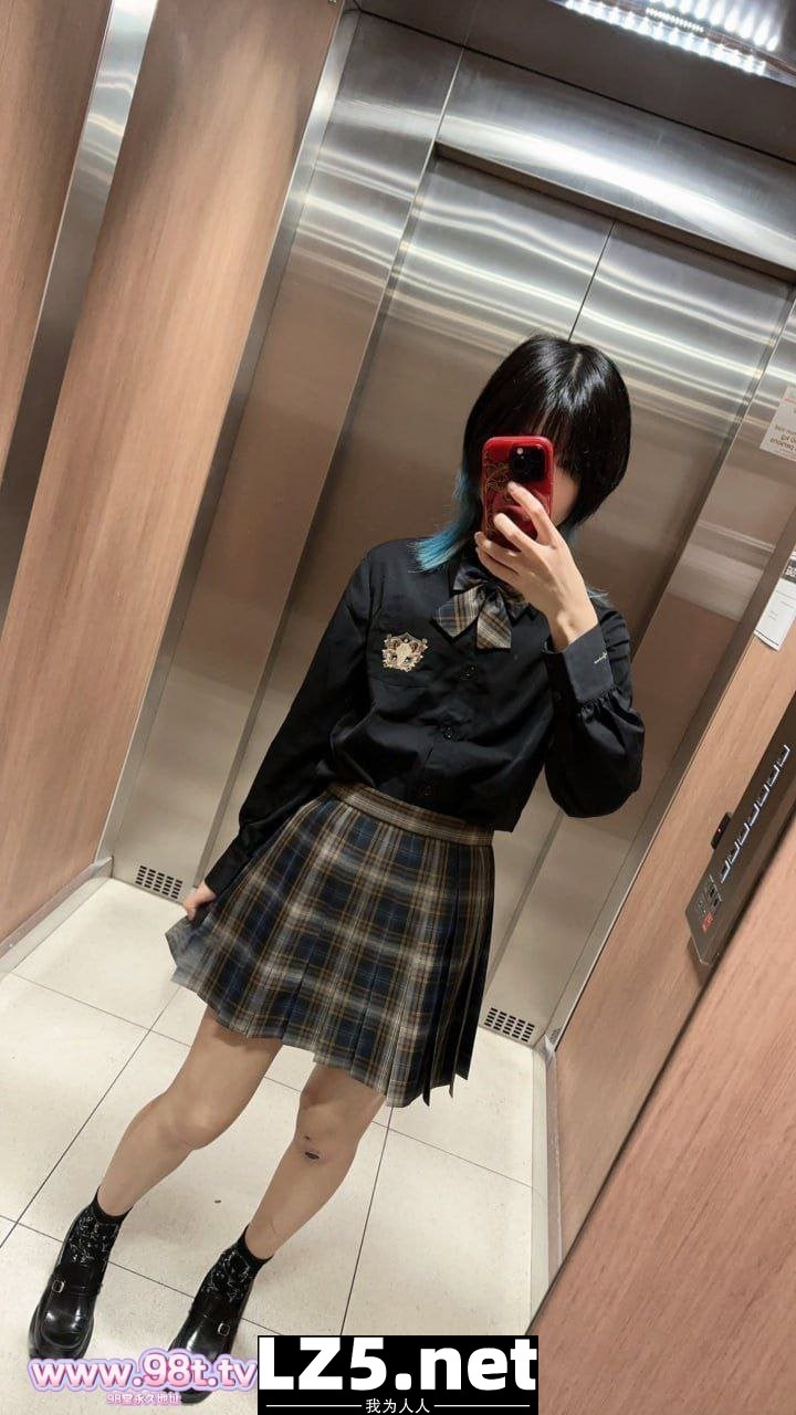 爱露出的小美女_[50P]