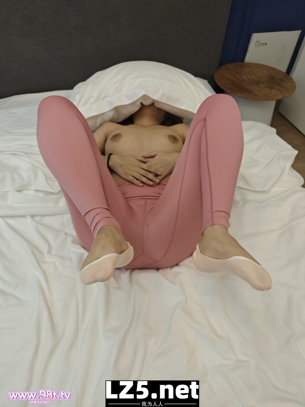 叮哩个当 当哩个当 国庆去嫖娼 粉嫩瑜伽裤 妹子好容颜 妹子说不知道堂友喜欢她不！【43P+手势验证】