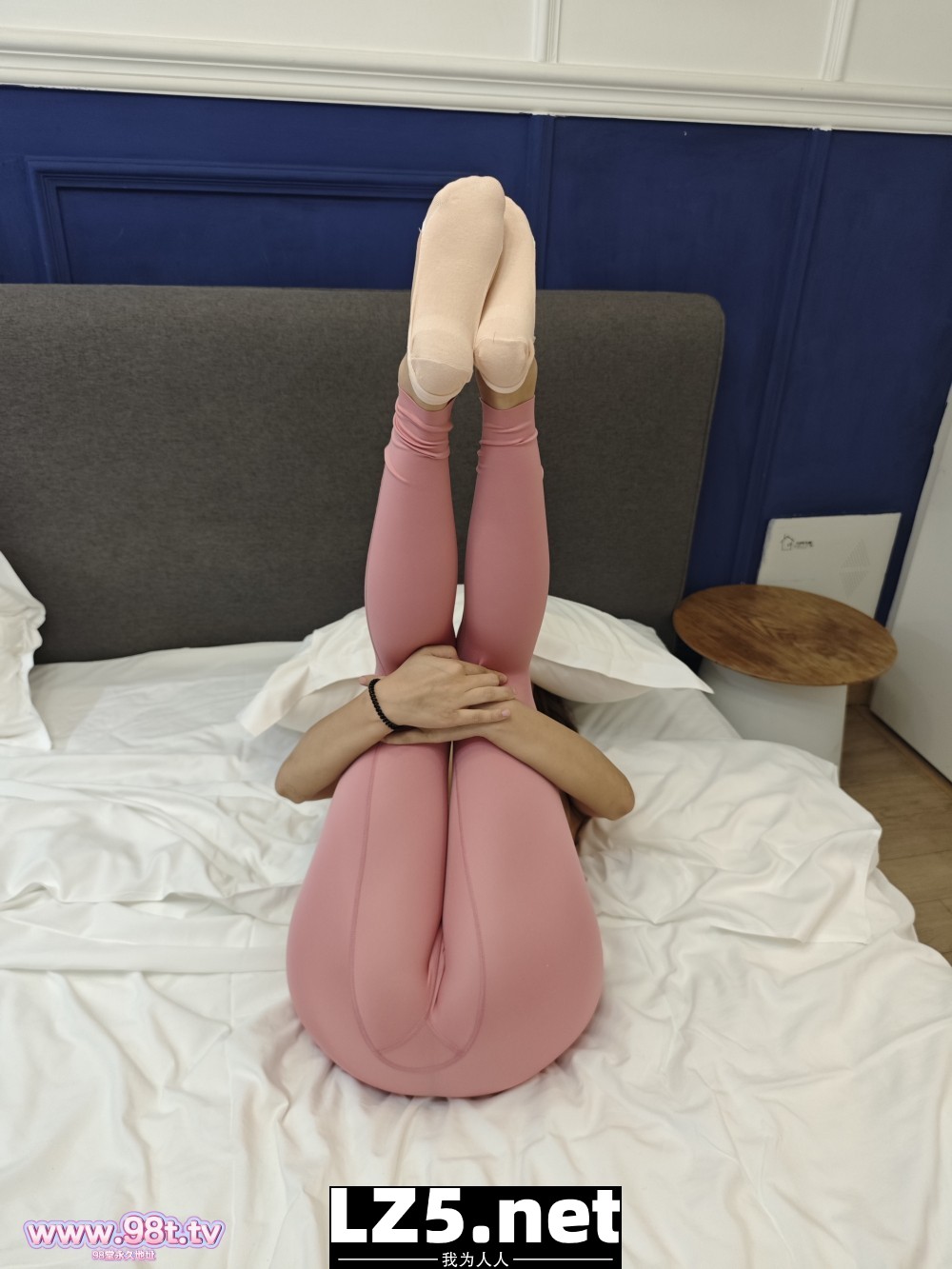 叮哩个当 当哩个当 国庆去嫖娼 粉嫩瑜伽裤 妹子好容颜 妹子说不知道堂友喜欢她不！【43P+手势验证】