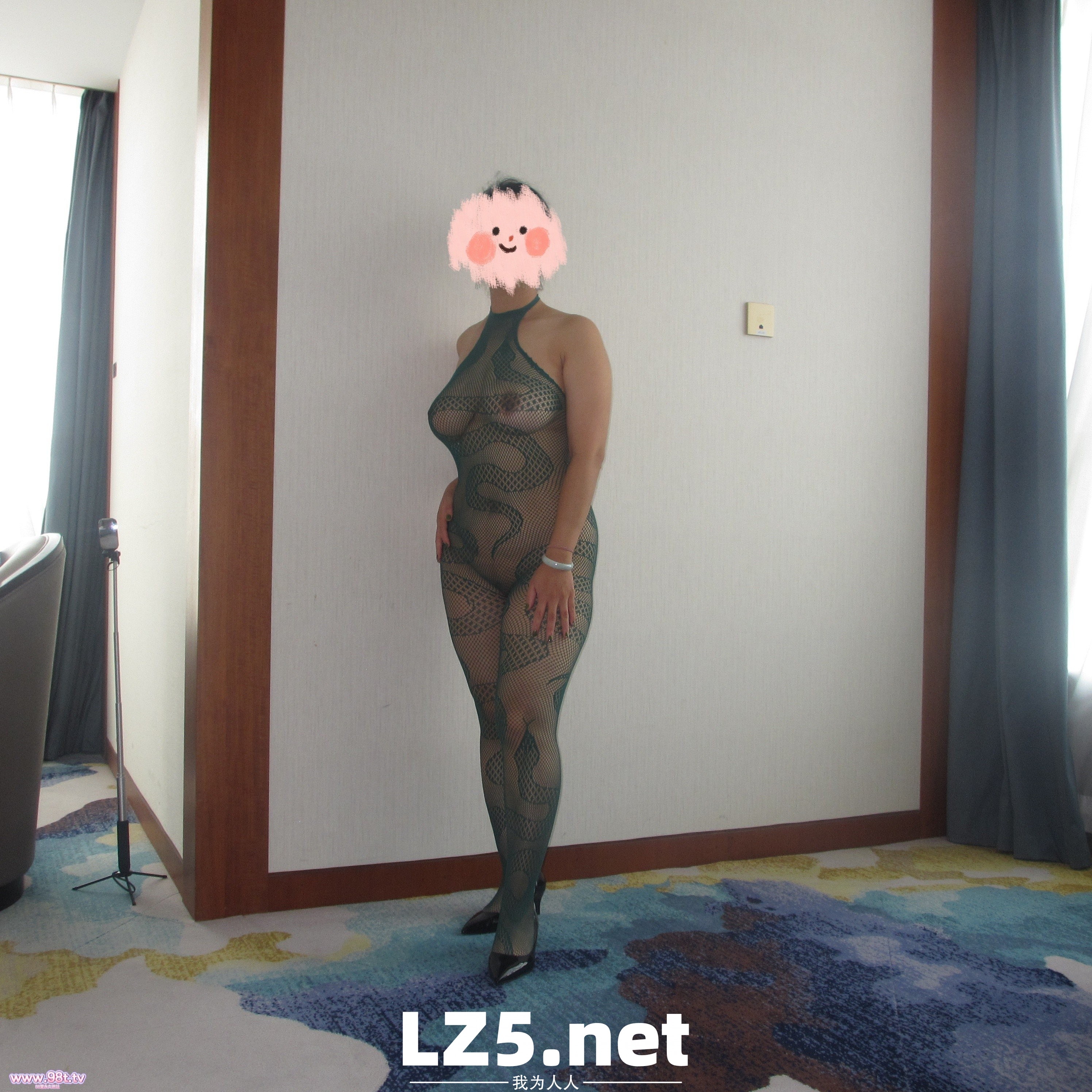 熟女控必备，E奶肥臀白虎妻，中出，蛇年青蛇连体衣[40P+手势验证+GIF]