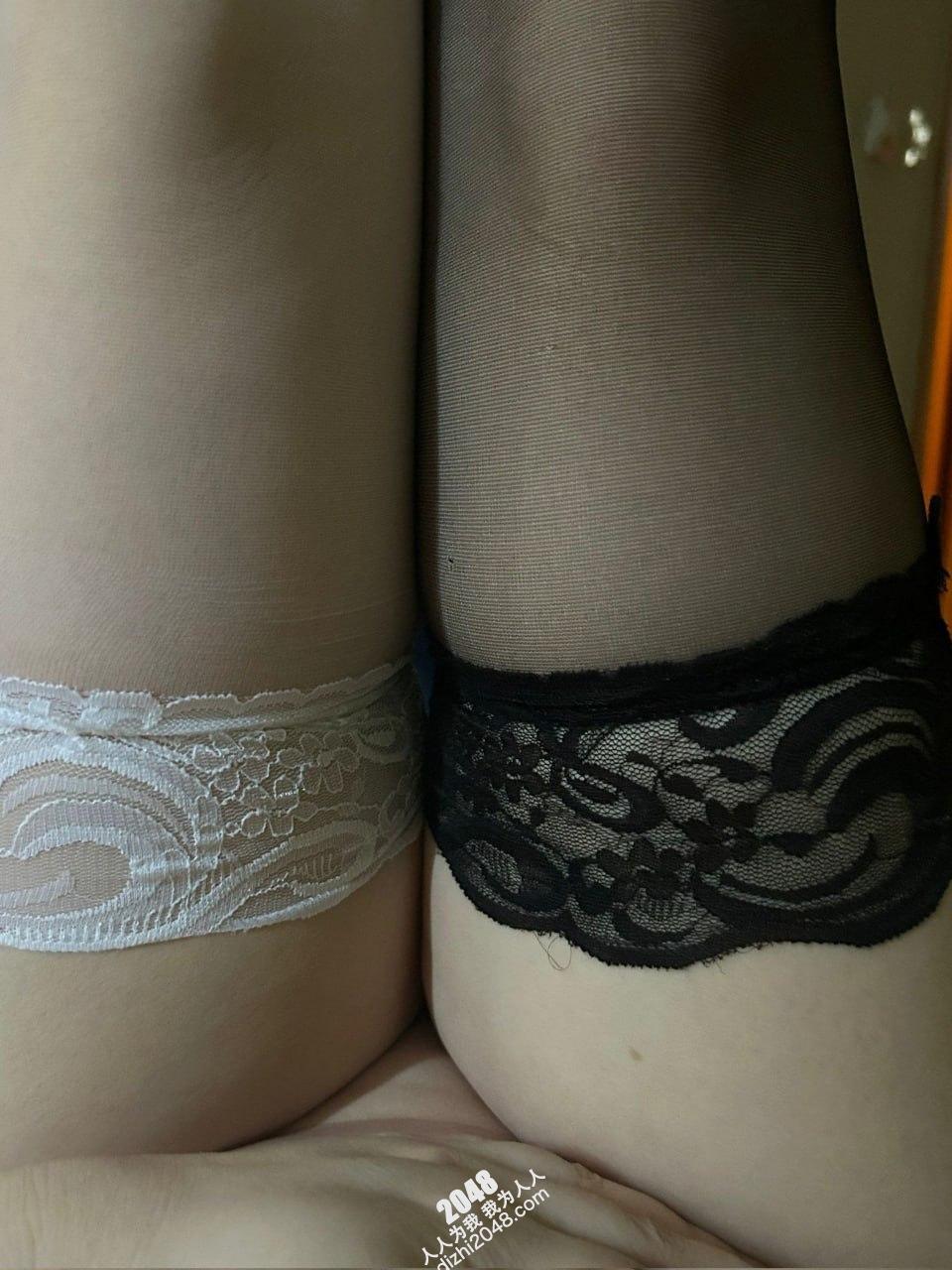 黑丝大奶内衣黑白丝袜轮番换着穿揉搓褐色巨乳奶头  [29P]