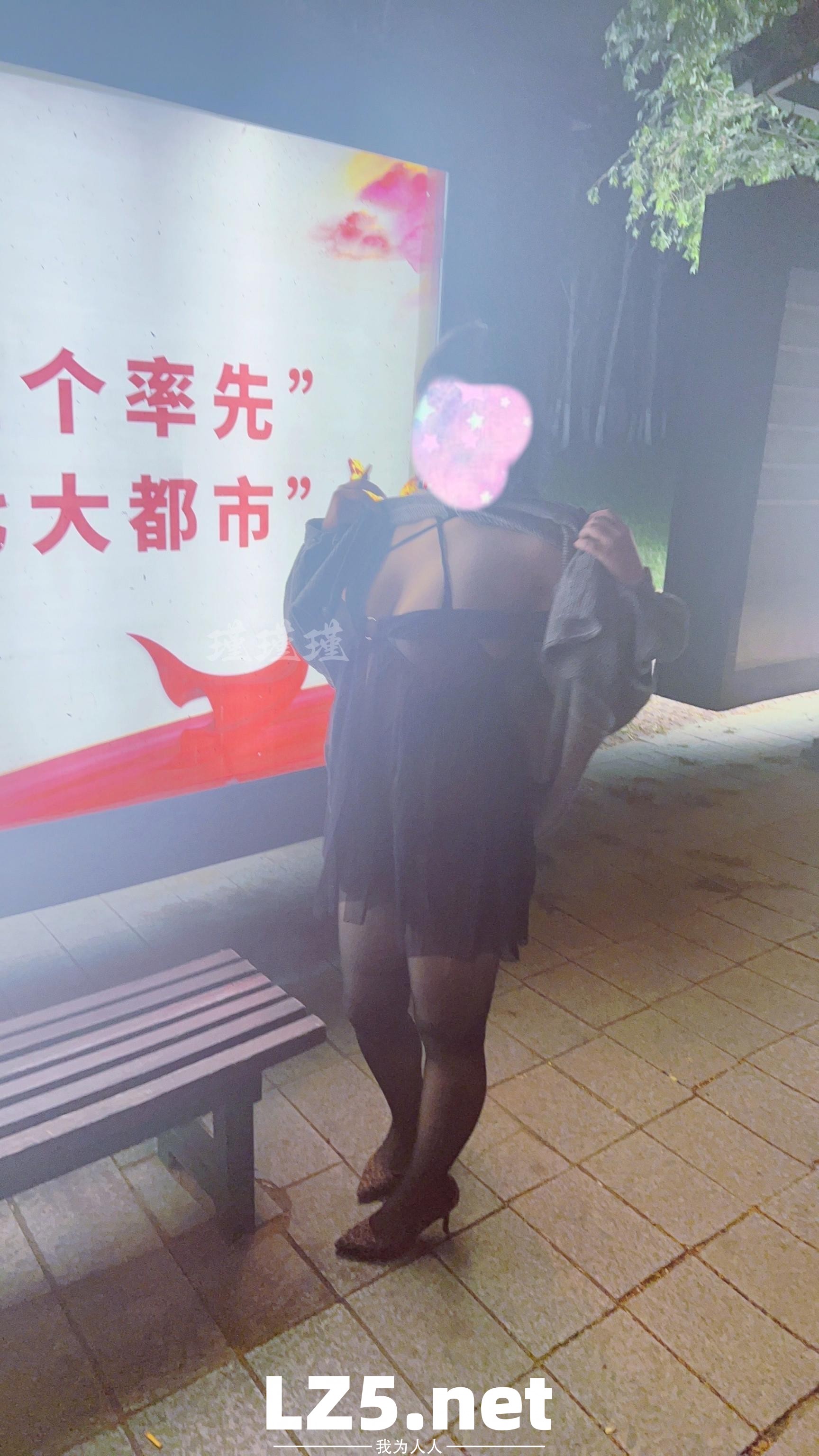 [原创]近期携手巨乳娇妻“全裸”大尺度露出（合集） 公路 公交站 房车营地 天桥 附带下次巨乳单女照片  [94P]