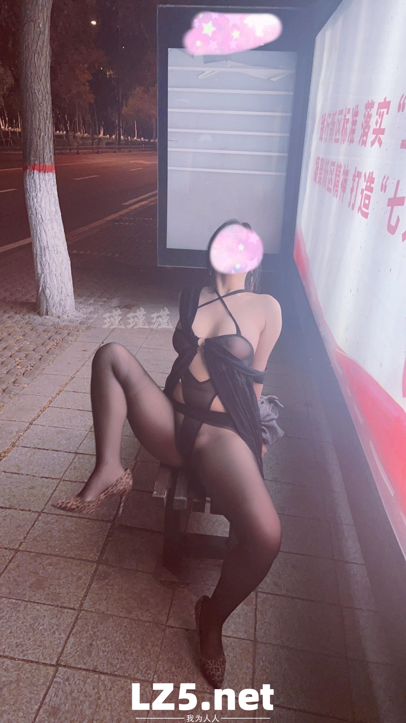 [原创]近期携手巨乳娇妻“全裸”大尺度露出（合集） 公路 公交站 房车营地 天桥 附带下次巨乳单女照片  [94P]