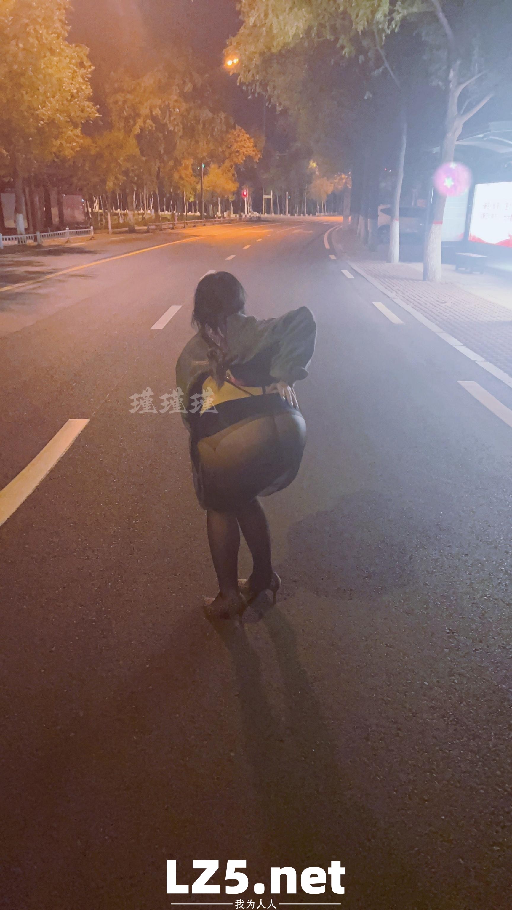 [原创]近期携手巨乳娇妻“全裸”大尺度露出（合集） 公路 公交站 房车营地 天桥 附带下次巨乳单女照片  [94P]