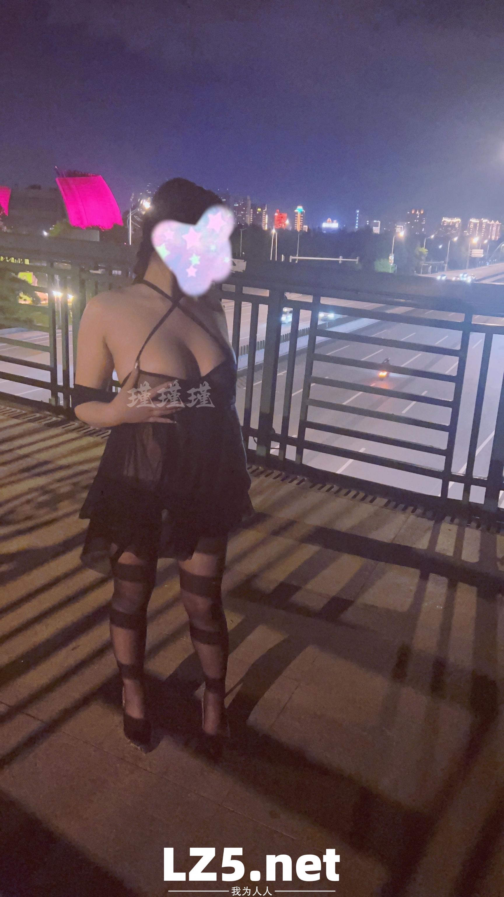 [原创]近期携手巨乳娇妻“全裸”大尺度露出（合集） 公路 公交站 房车营地 天桥 附带下次巨乳单女照片  [94P]