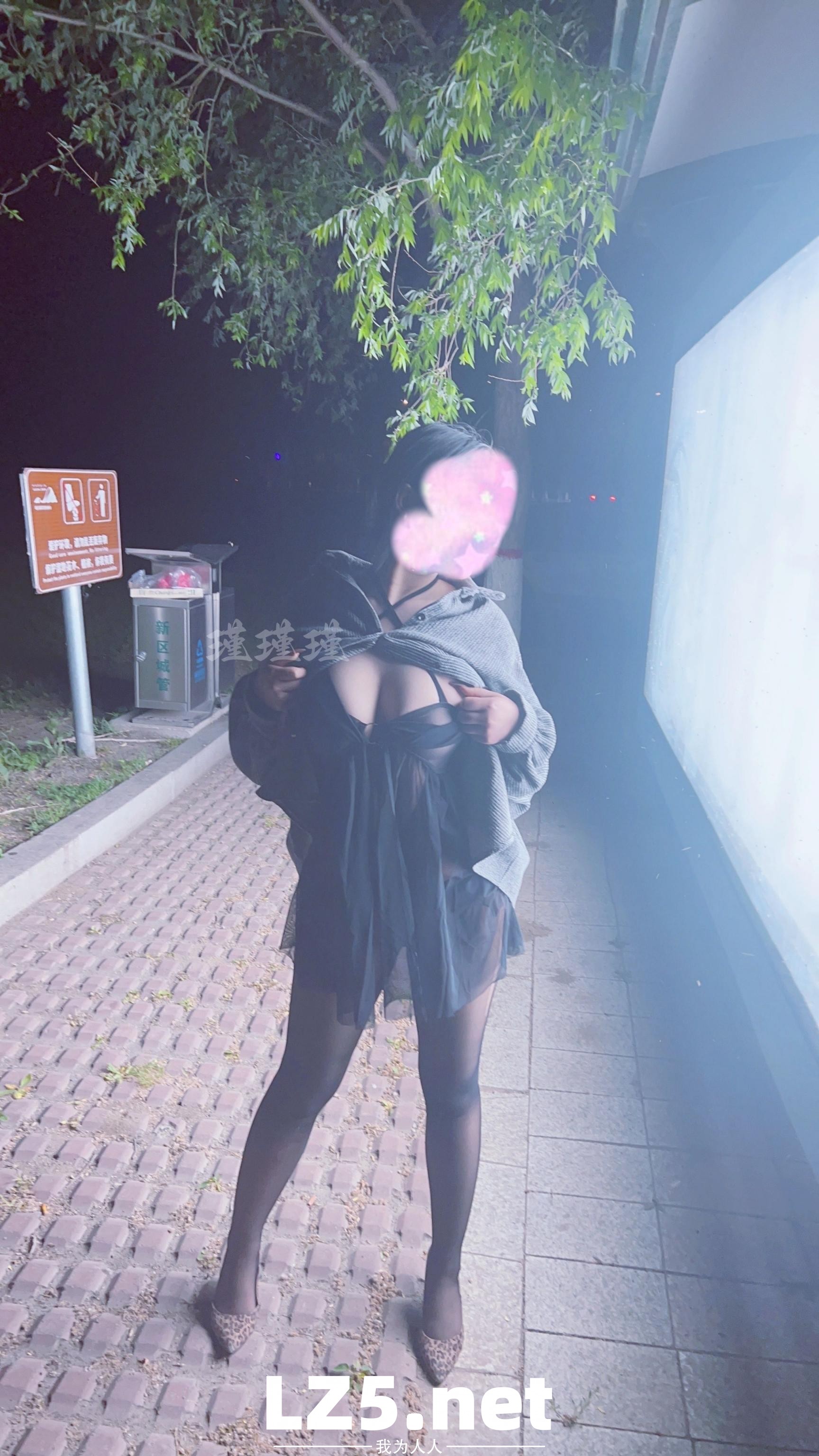 [原创]近期携手巨乳娇妻“全裸”大尺度露出（合集） 公路 公交站 房车营地 天桥 附带下次巨乳单女照片  [94P]