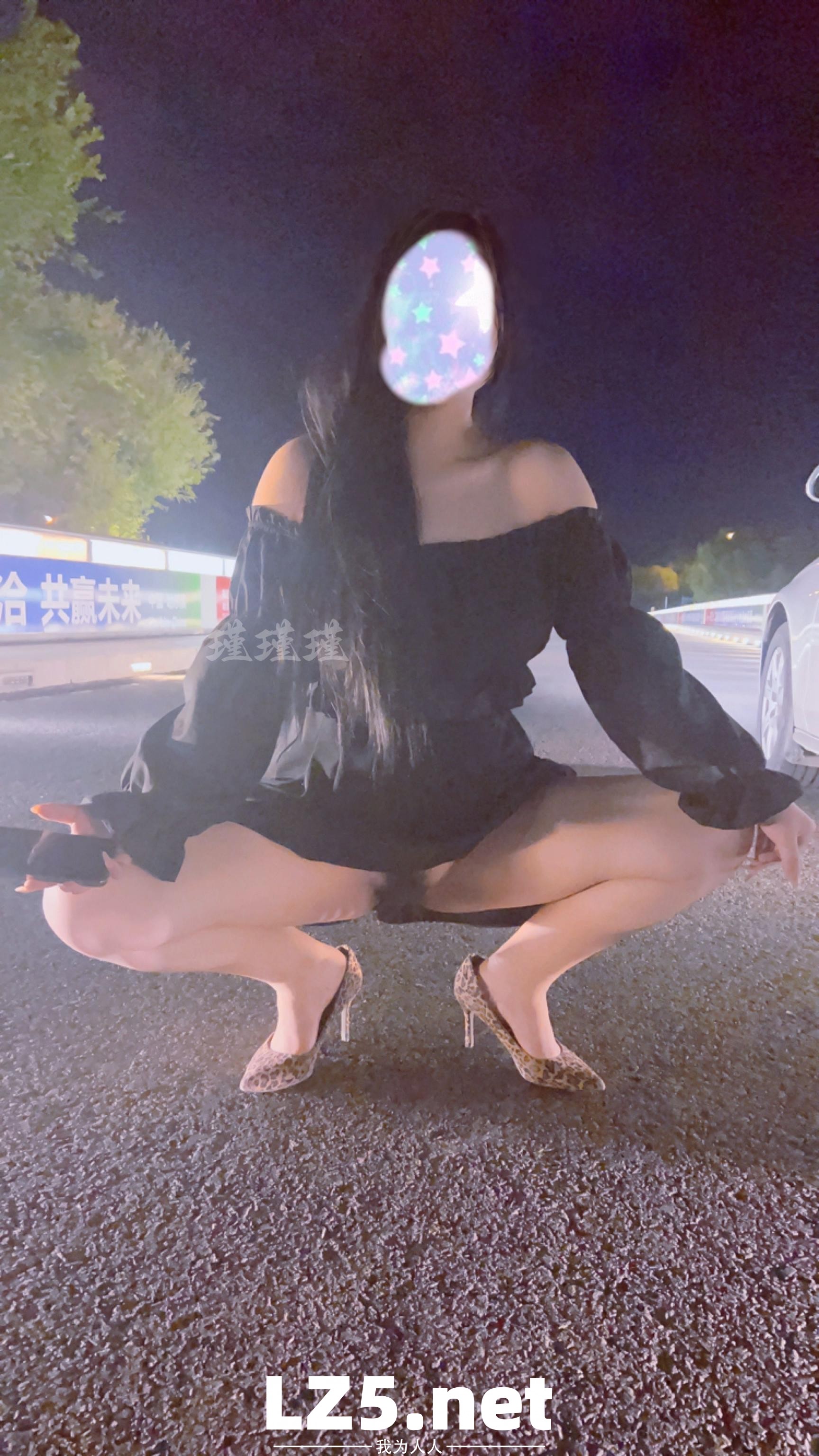 [原创]近期携手巨乳娇妻“全裸”大尺度露出（合集） 公路 公交站 房车营地 天桥 附带下次巨乳单女照片  [94P]