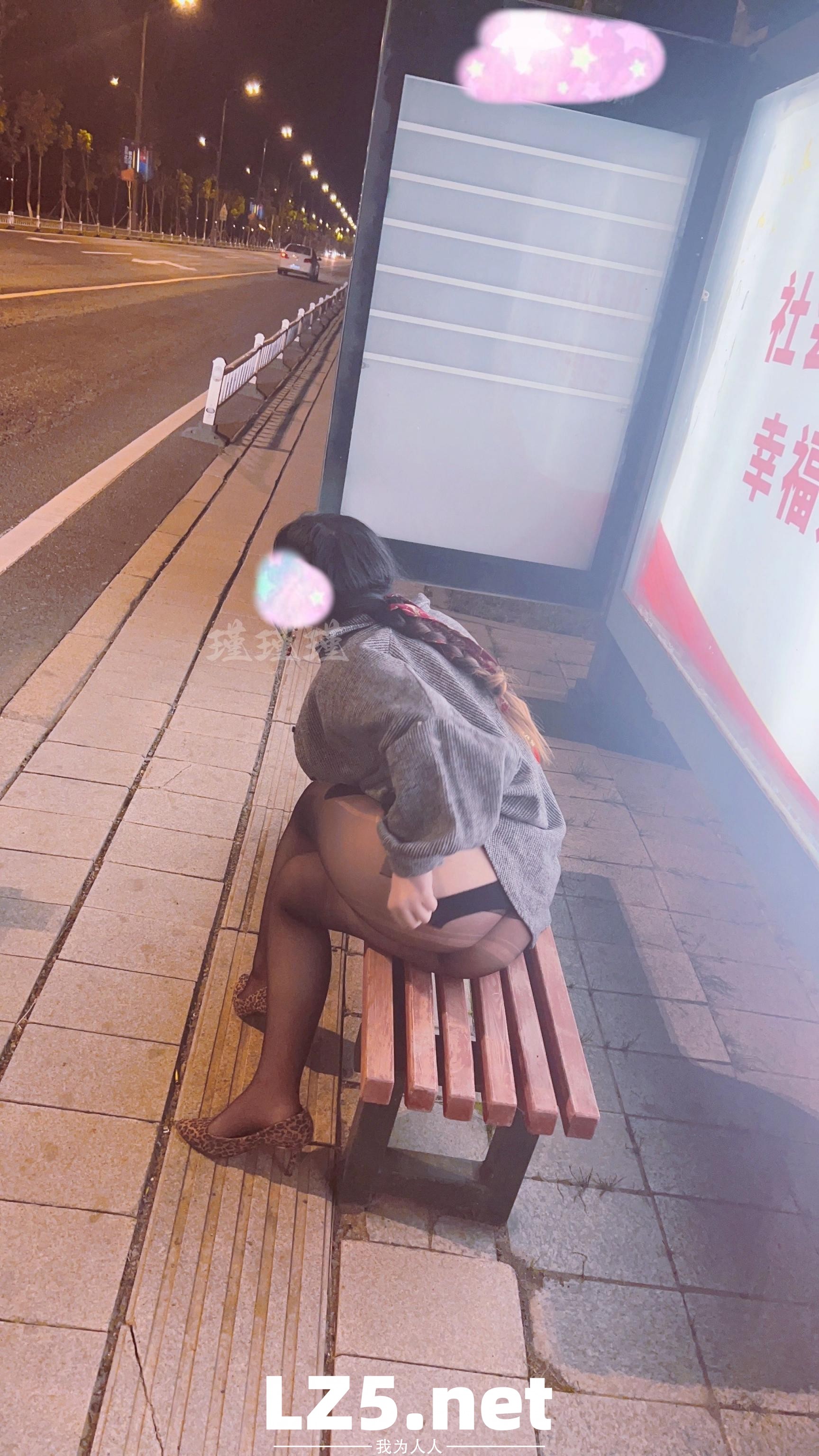 [原创]近期携手巨乳娇妻“全裸”大尺度露出（合集） 公路 公交站 房车营地 天桥 附带下次巨乳单女照片  [94P]