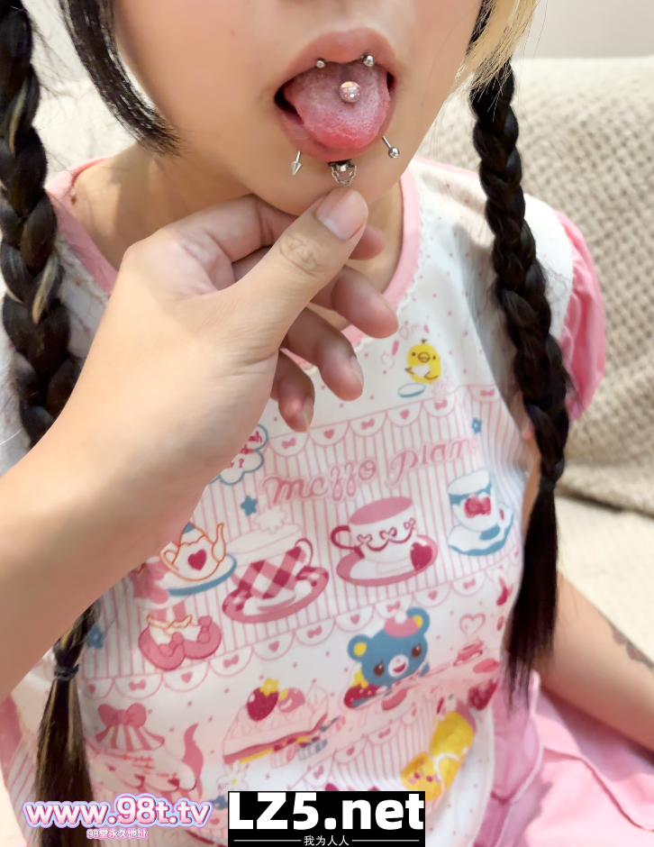 【出击日记19】07年朋克风舌钉反差萝莉第一篇-白丝女儿服【25P-46GIF-手势验证】