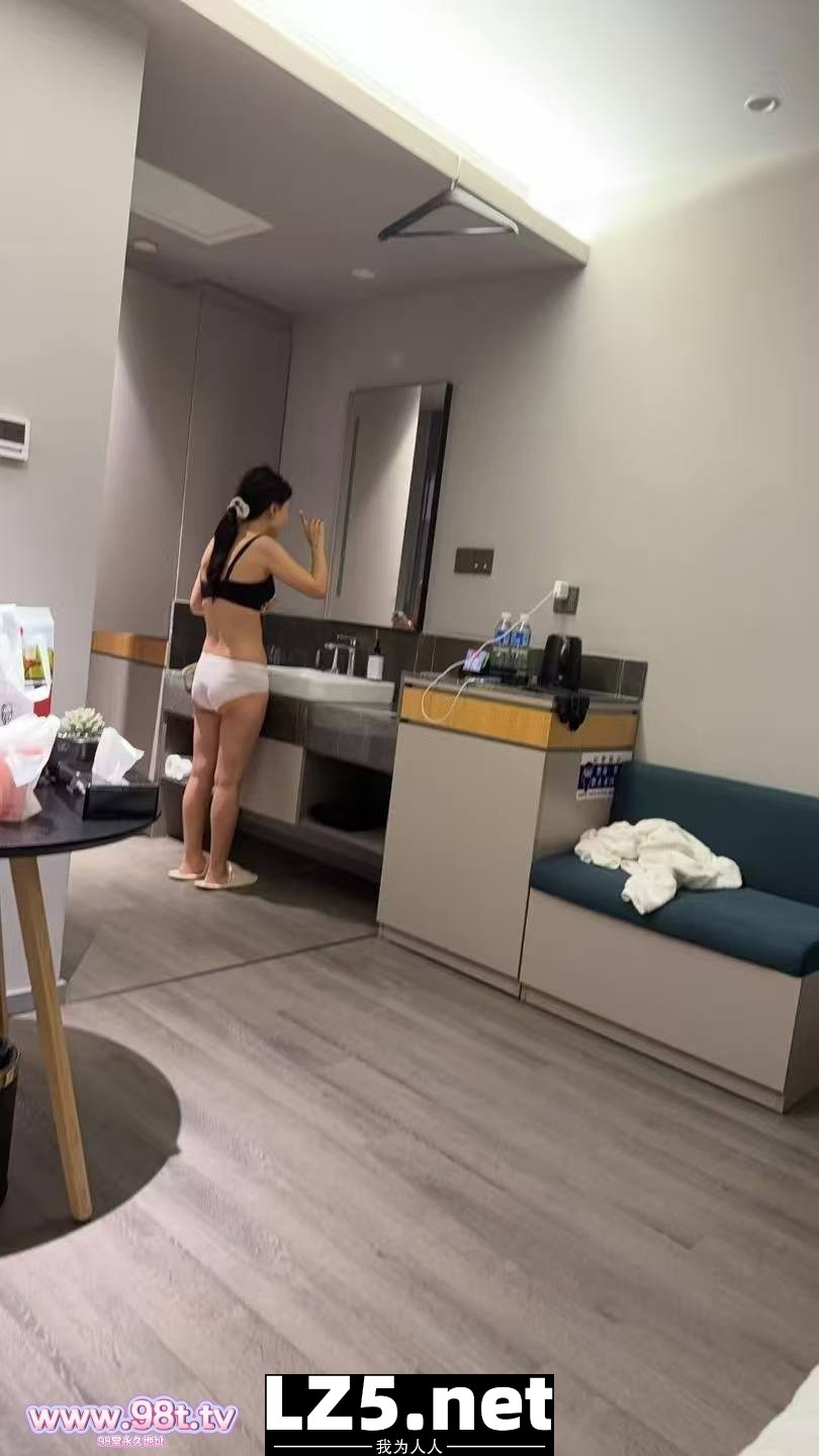 【原创】（33P)22岁大学生外地奔现 2天在酒店么出门 真是好几个没操逼了【21P】】