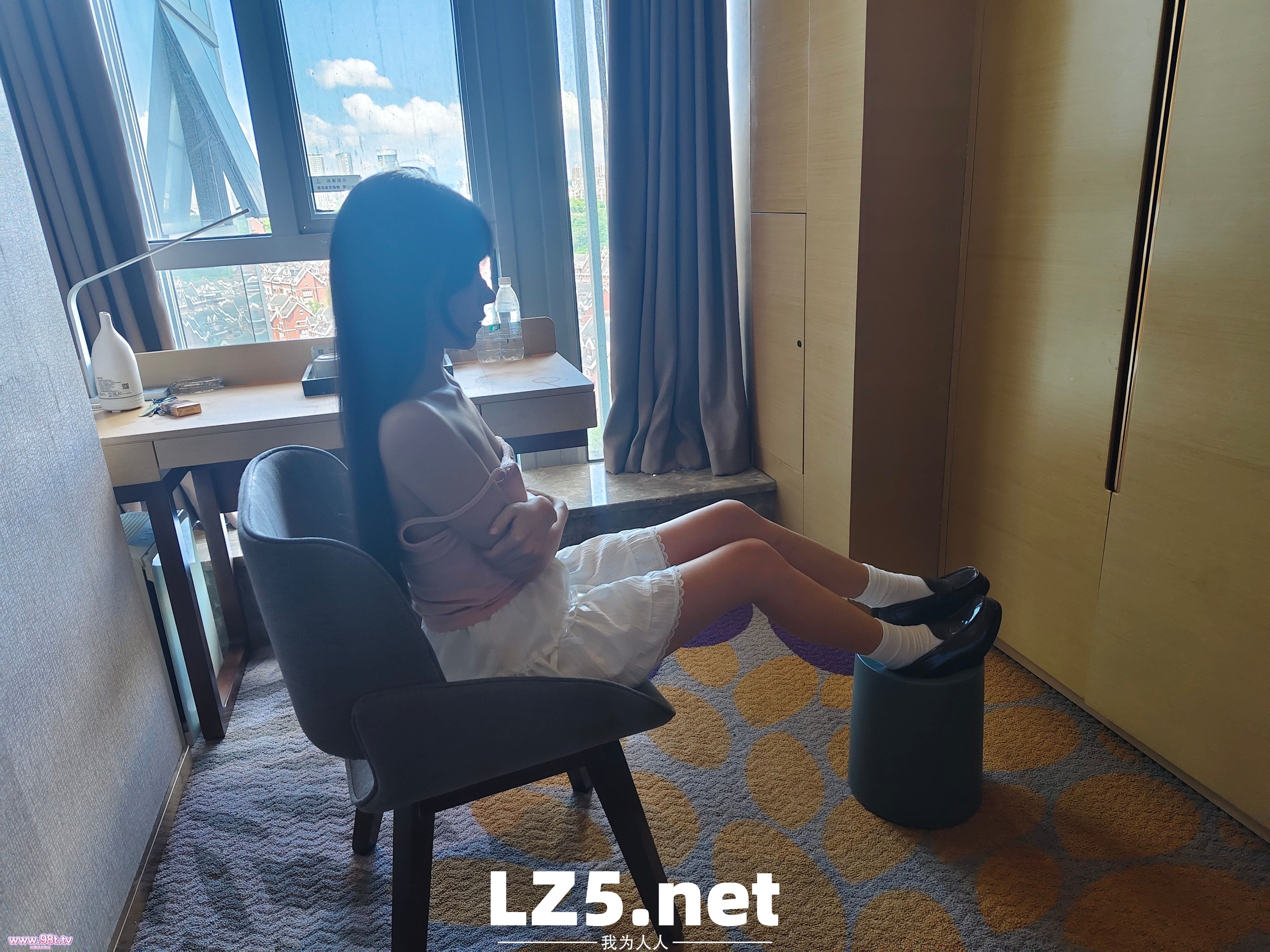 女神的短裙吊带，是不是你的最爱?【46P+手势验证】