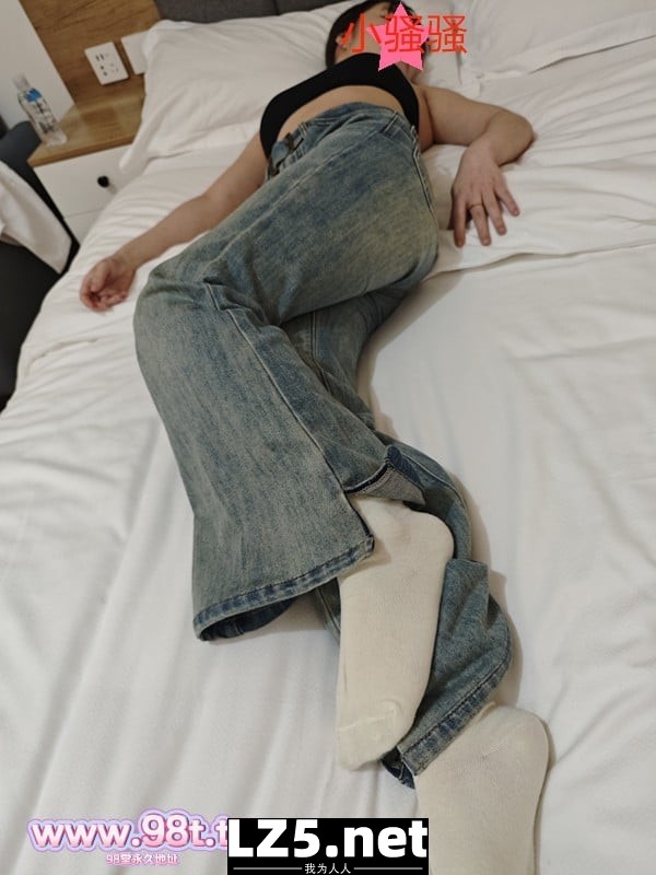 牛仔裤白袜小骚骚 有没有一种良家的味道呢【36P+手势验证】