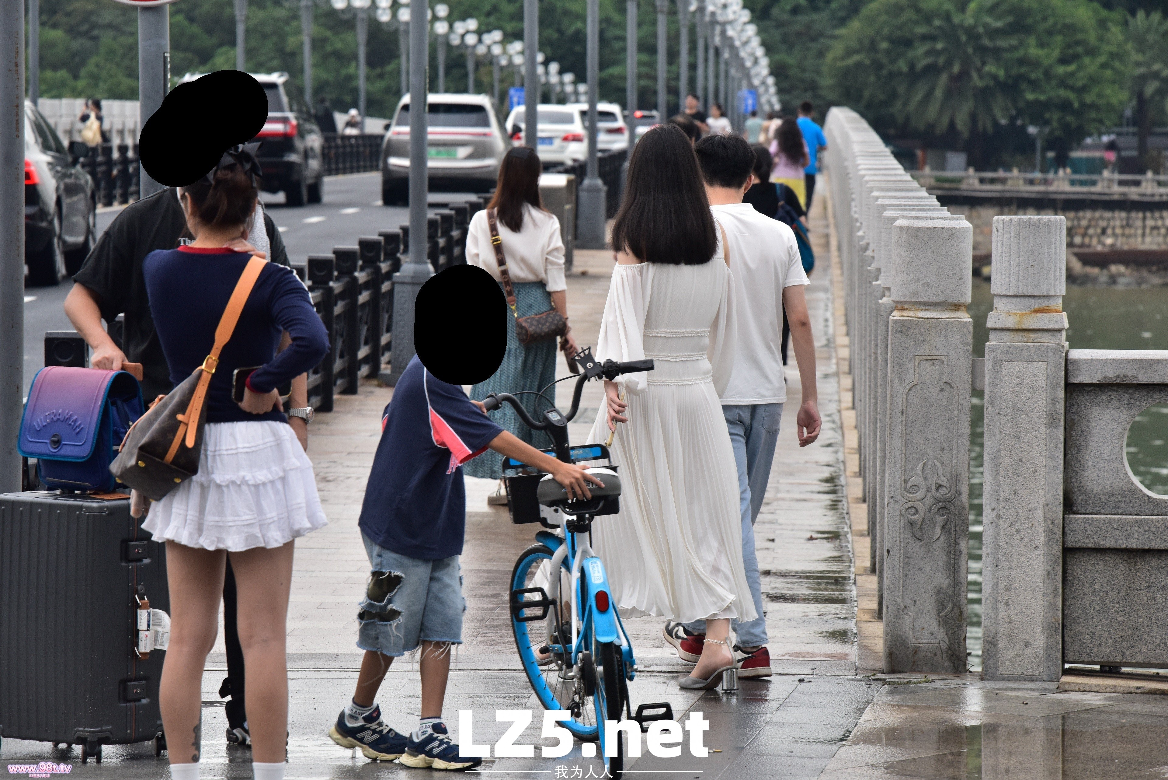滨海丝袜街拍，拍到小姐姐穿袜子全过程了！【83P+手势验证】