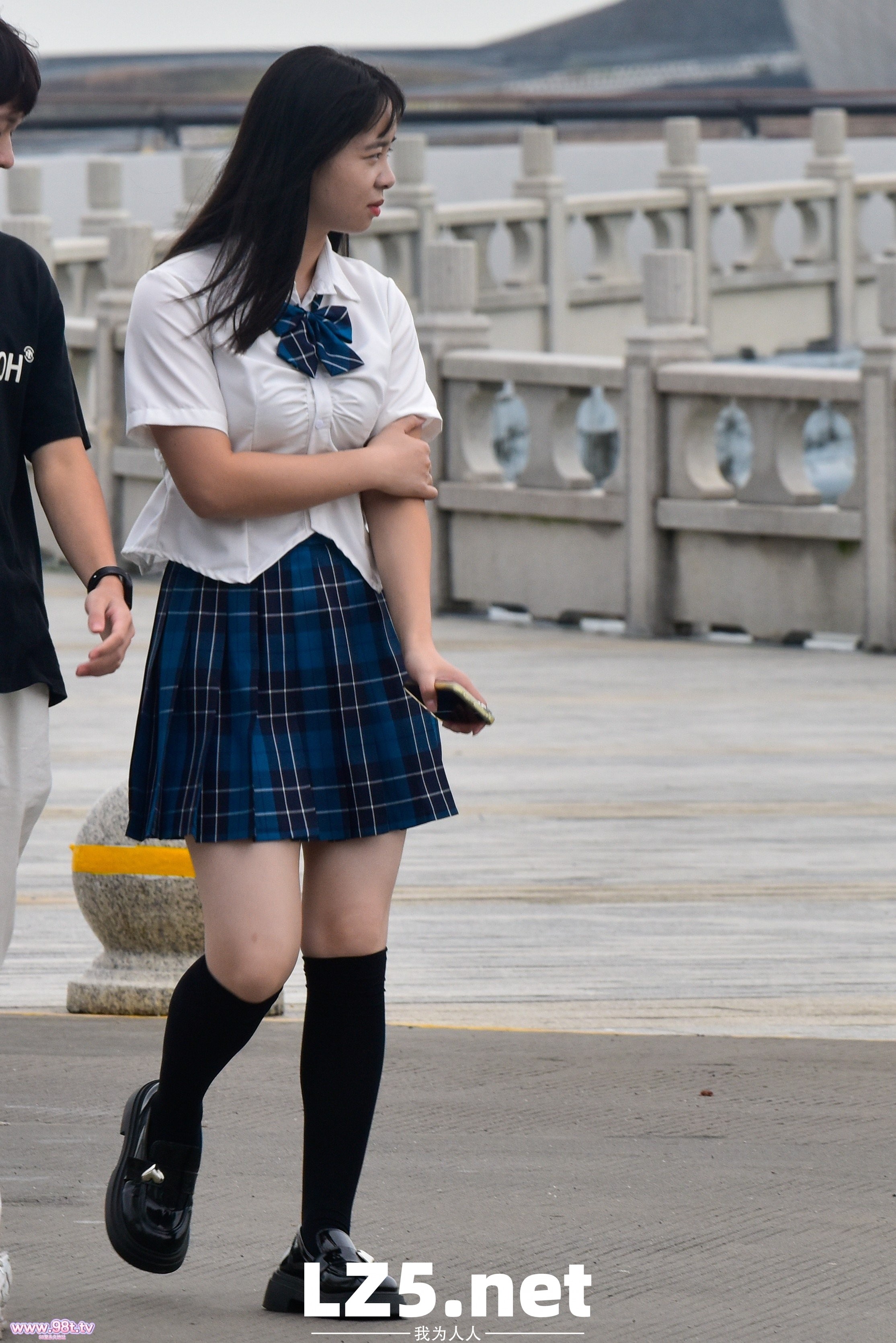 滨海丝袜街拍，拍到小姐姐穿袜子全过程了！【83P+手势验证】
