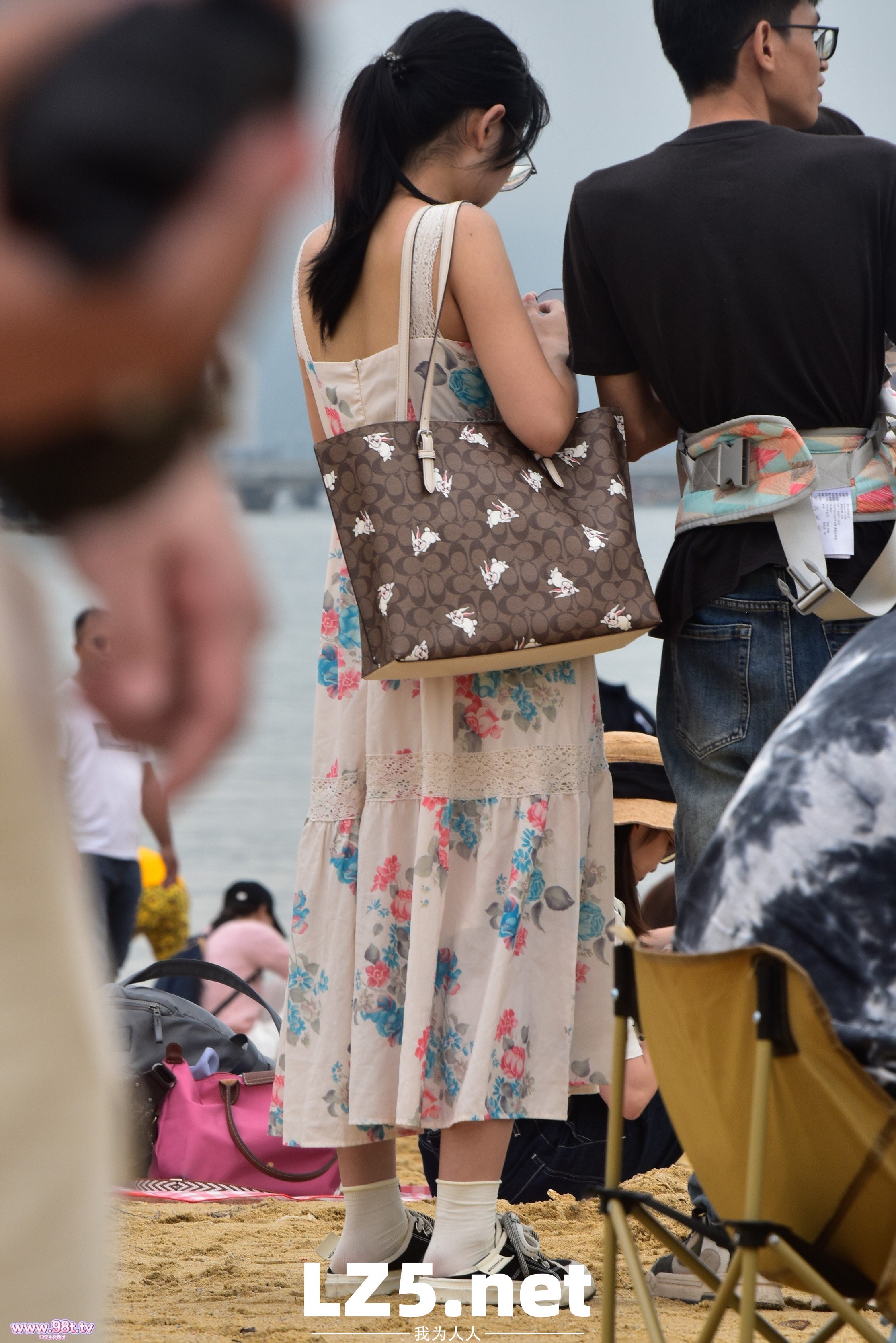 滨海丝袜街拍，拍到小姐姐穿袜子全过程了！【83P+手势验证】