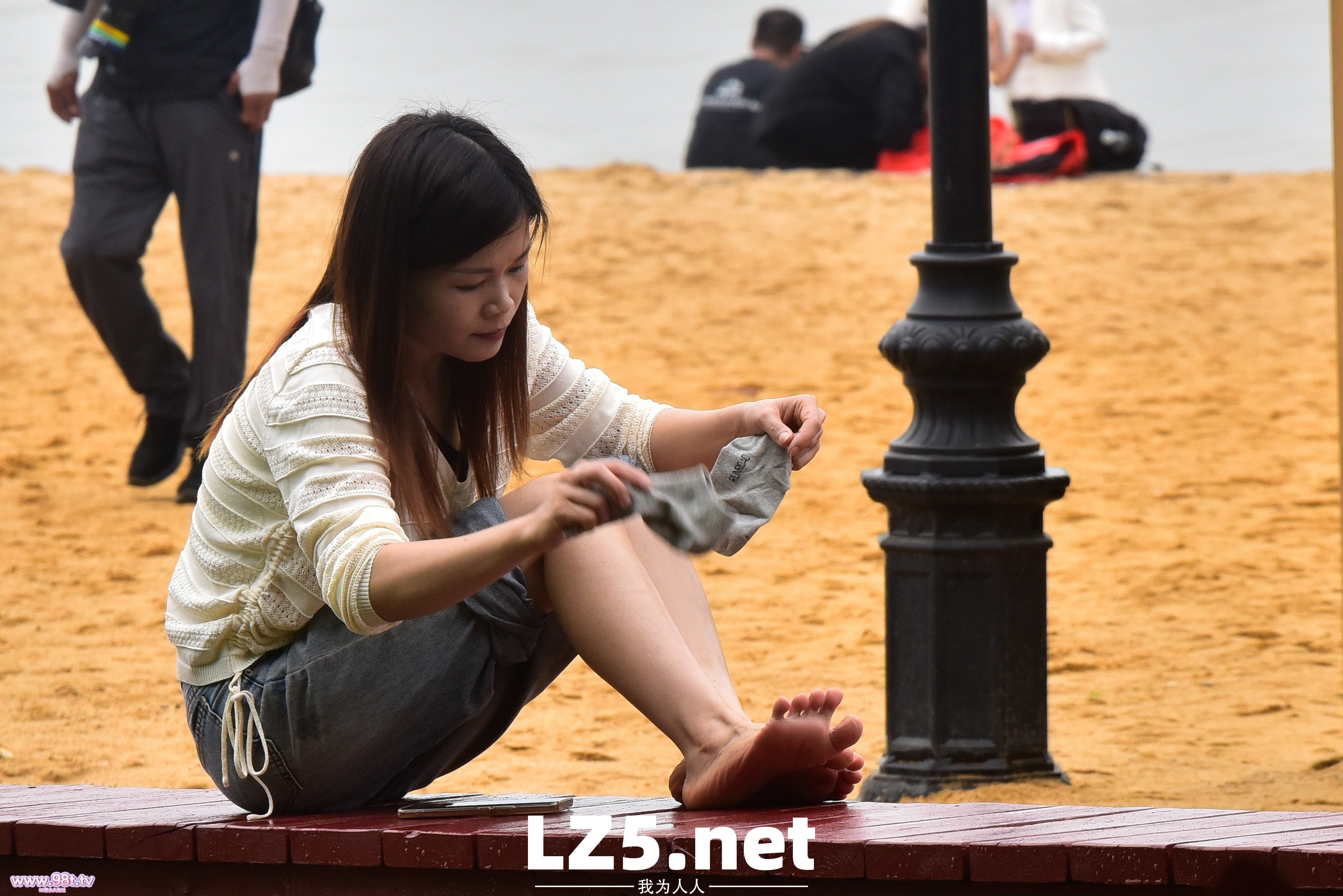滨海丝袜街拍，拍到小姐姐穿袜子全过程了！【83P+手势验证】