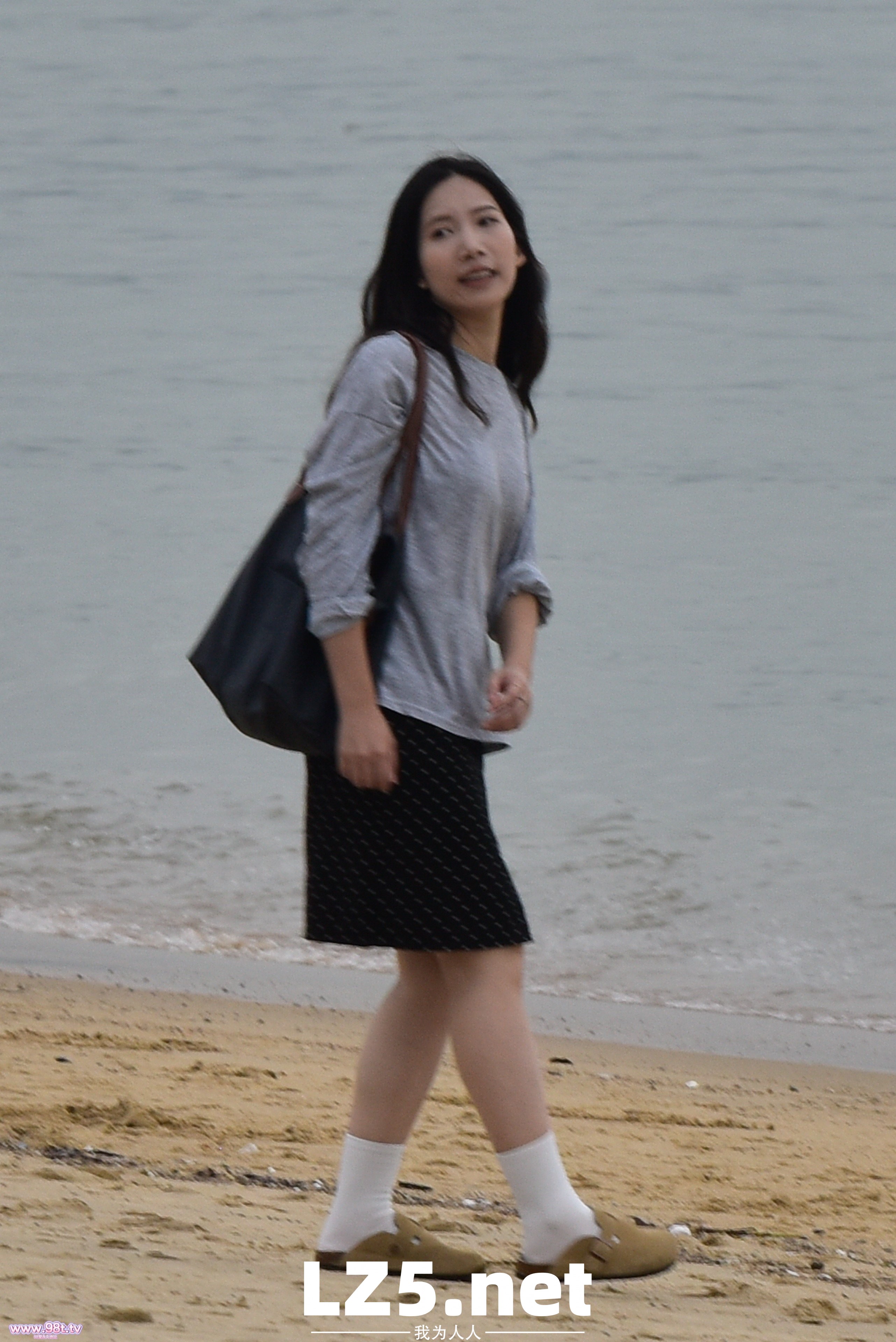 滨海丝袜街拍，拍到小姐姐穿袜子全过程了！【83P+手势验证】