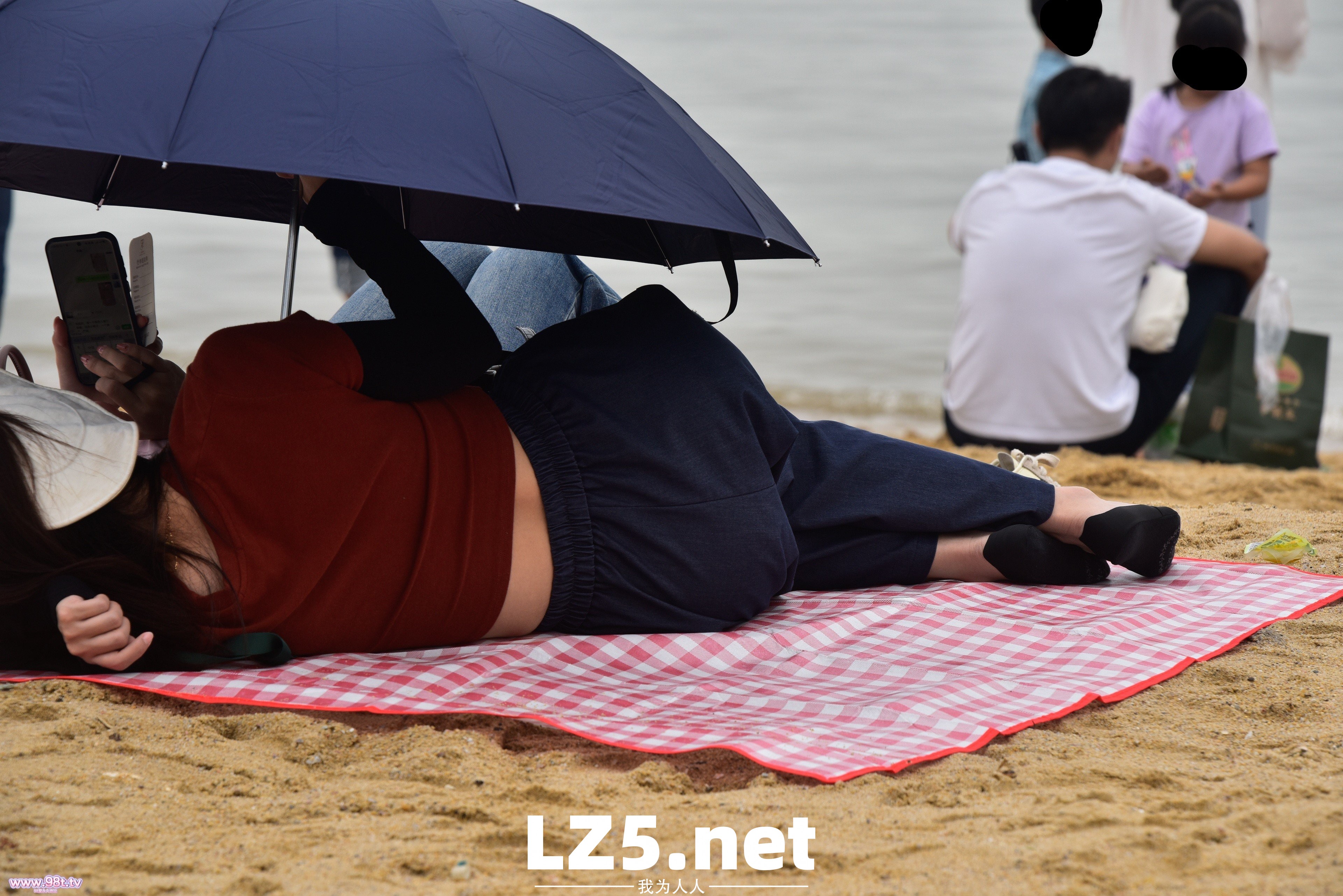 滨海丝袜街拍，拍到小姐姐穿袜子全过程了！【83P+手势验证】