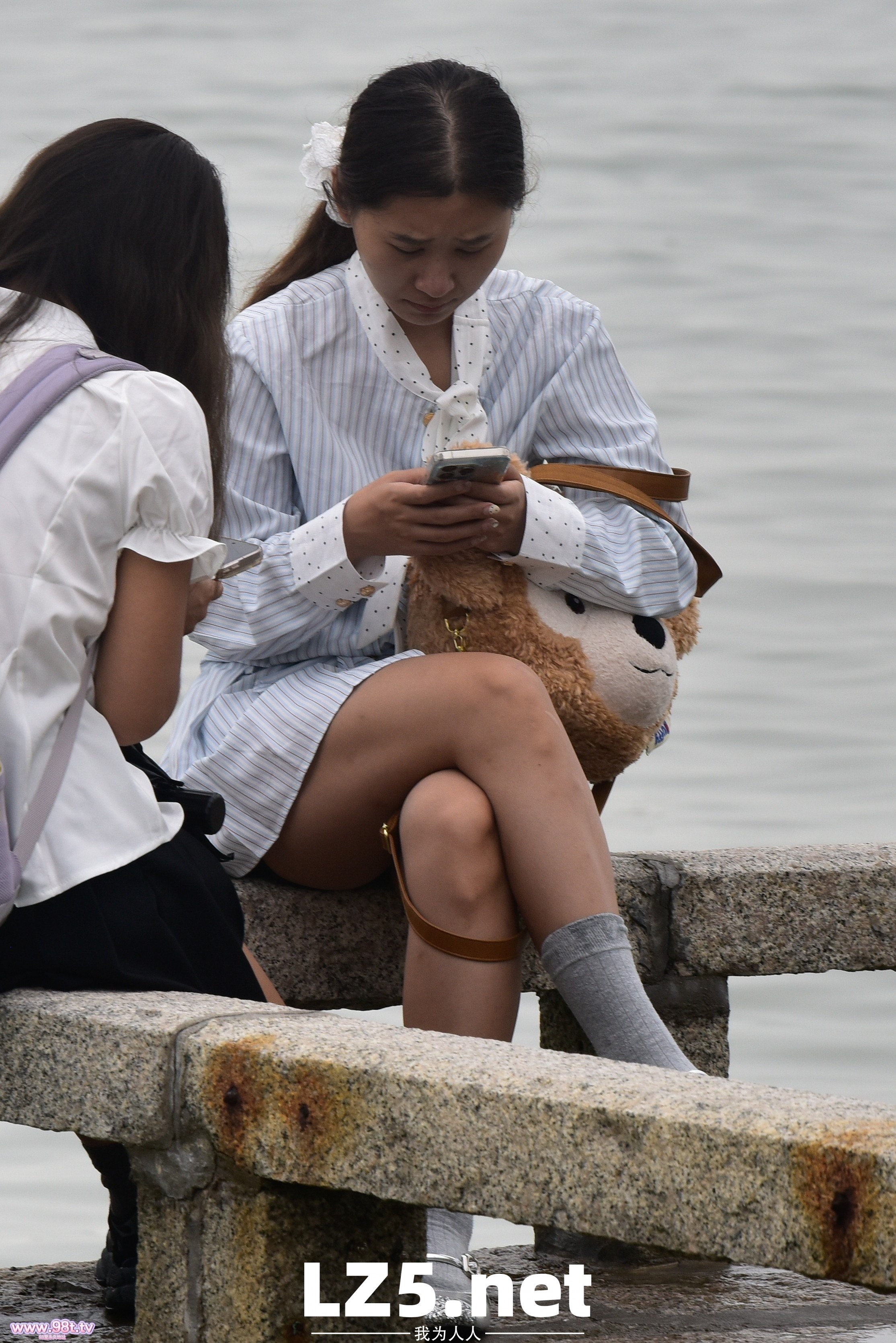 滨海丝袜街拍，拍到小姐姐穿袜子全过程了！【83P+手势验证】