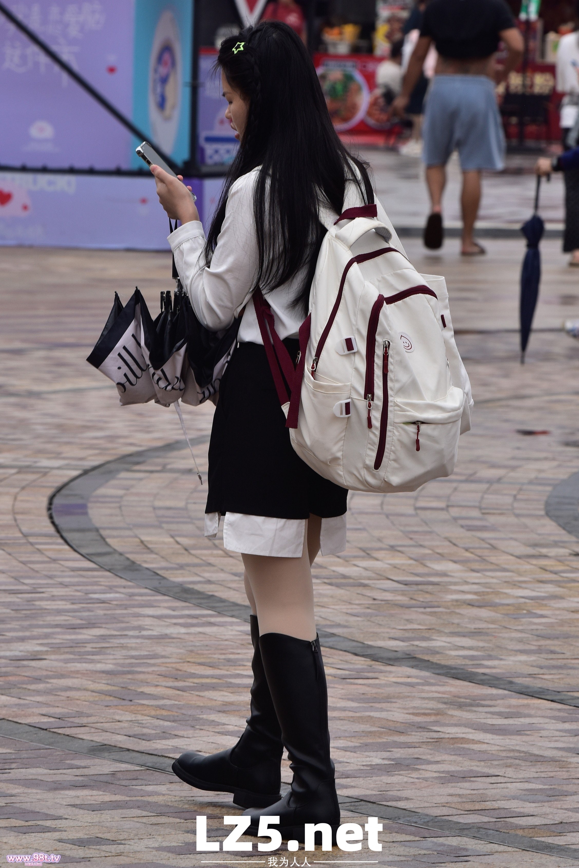 滨海丝袜街拍，拍到小姐姐穿袜子全过程了！【83P+手势验证】