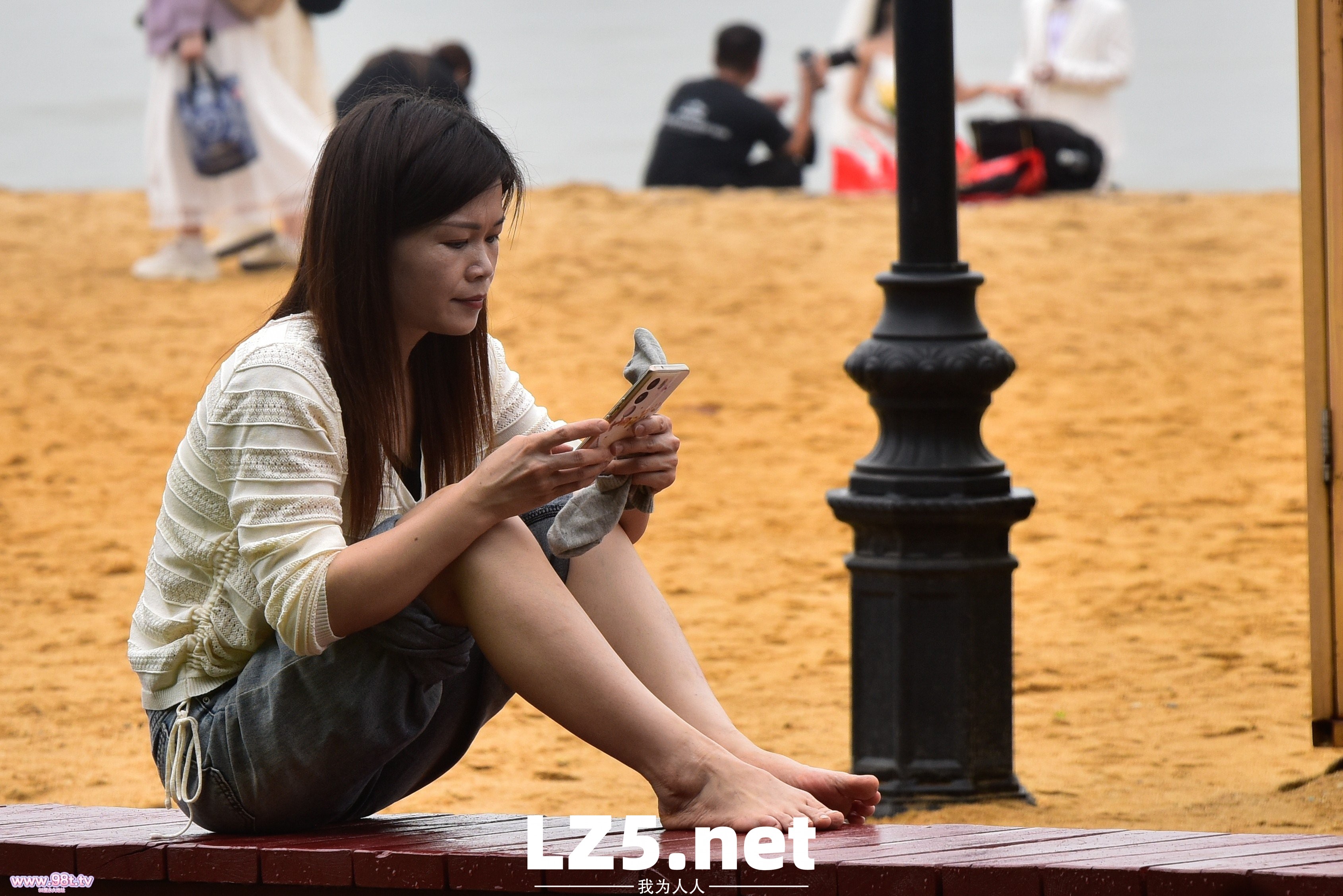 滨海丝袜街拍，拍到小姐姐穿袜子全过程了！【83P+手势验证】