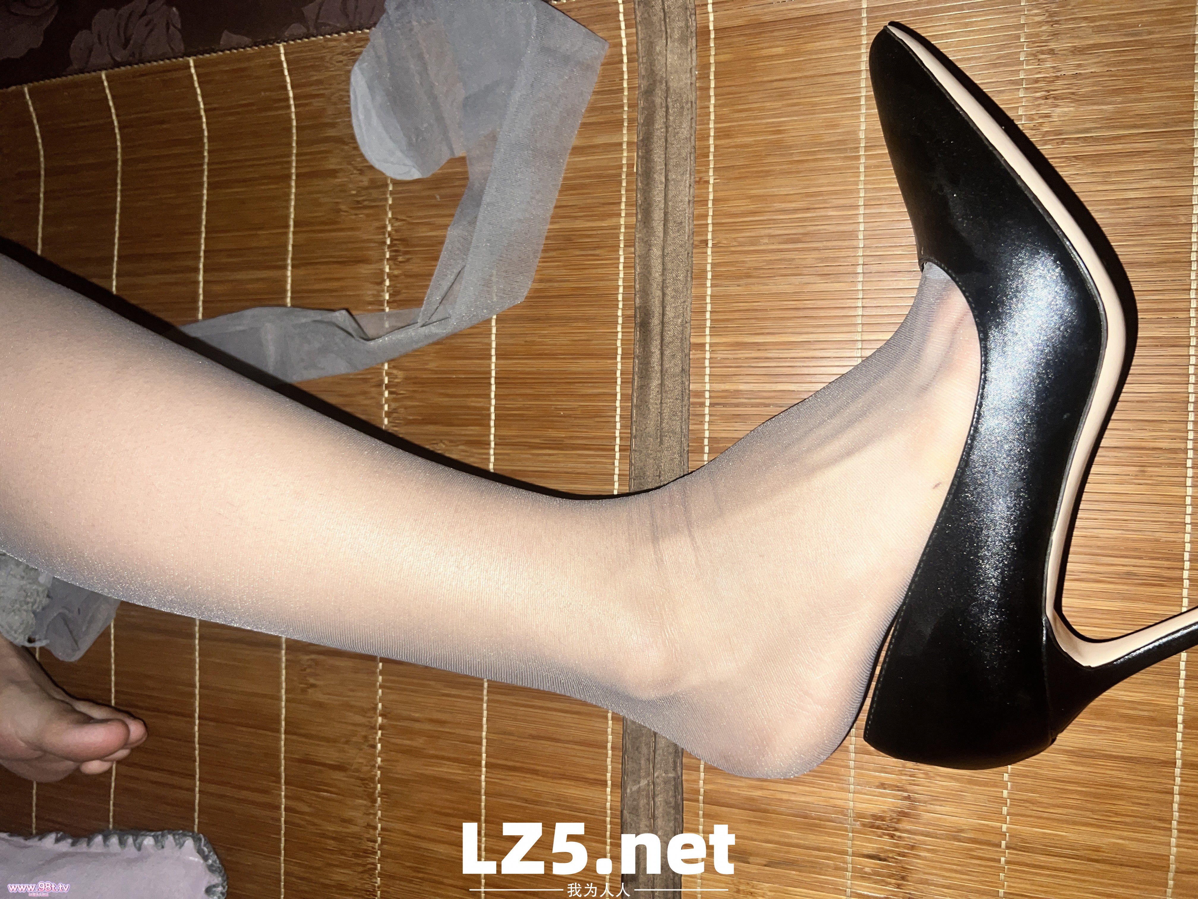 第一次上镜，请各位多多指教，本人有绿帽情结，多多指导，老婆还没放开【12P+手势验证】