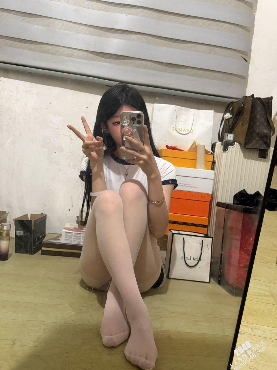 母狗抠白虎嫩穴自慰 阴毛非常旺盛 性欲非常强 [29P]