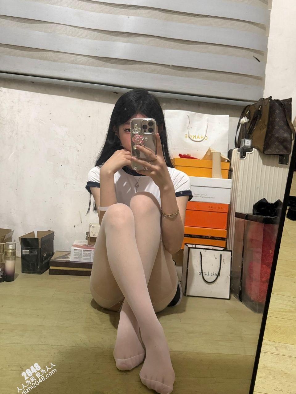 母狗抠白虎嫩穴自慰 阴毛非常旺盛 性欲非常强 [29P]