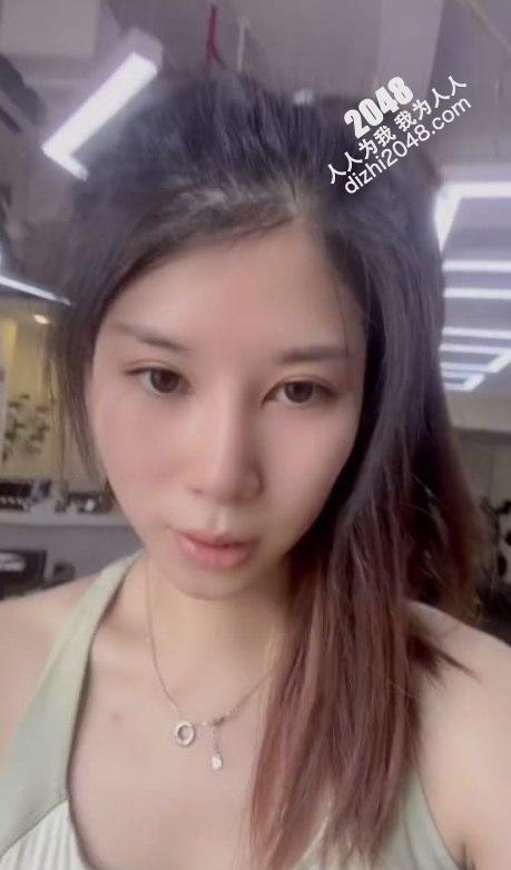 高颜值母狗沦为金主的泄欲工具  给金主先舔后插 每个姿势都很享受 [28P]