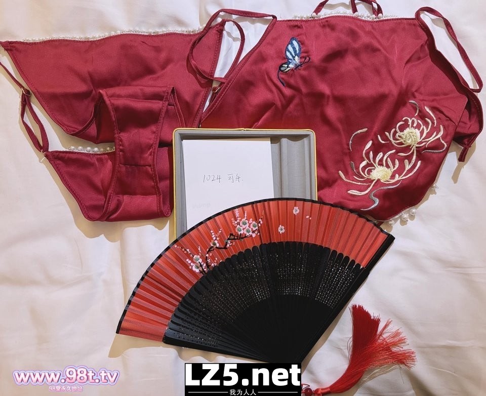 小女友情趣之旅，黑丝魅惑，红纱遮羞，湿湿滴滴的春日留影[35P]