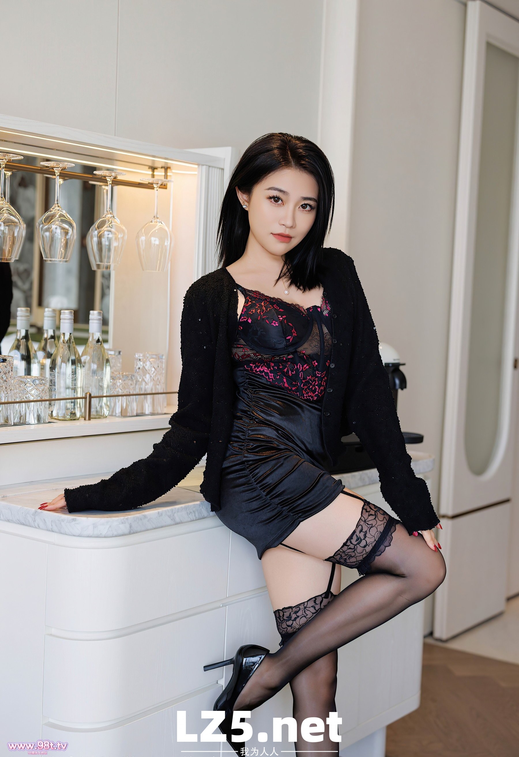气质女神许诺性感黑色包臀裙美眸顾盼间华彩流溢举手投足间的柔情撩人心怀[85P]