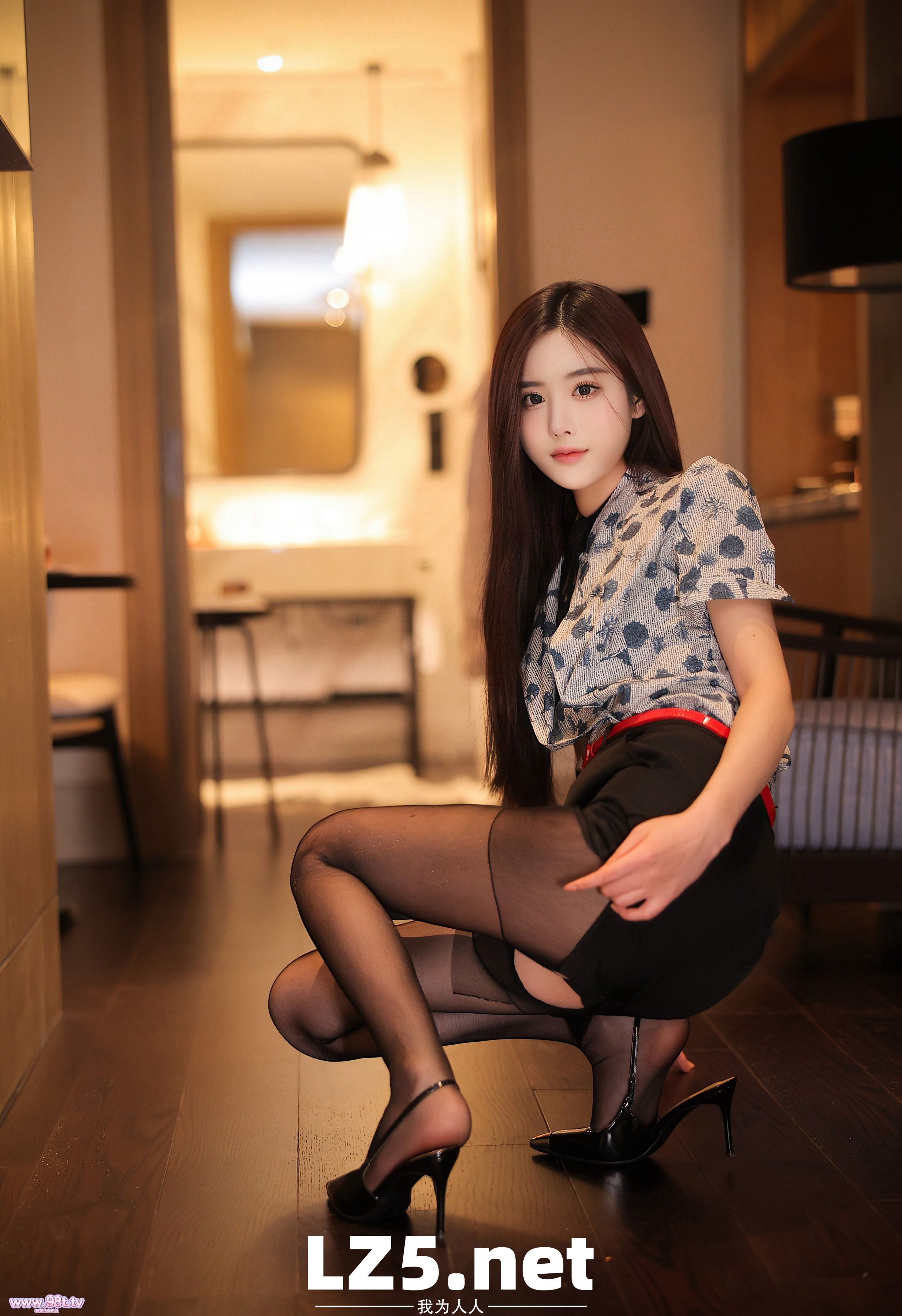 晚苏女神性感制服蕾丝内衣性感动人[81P]