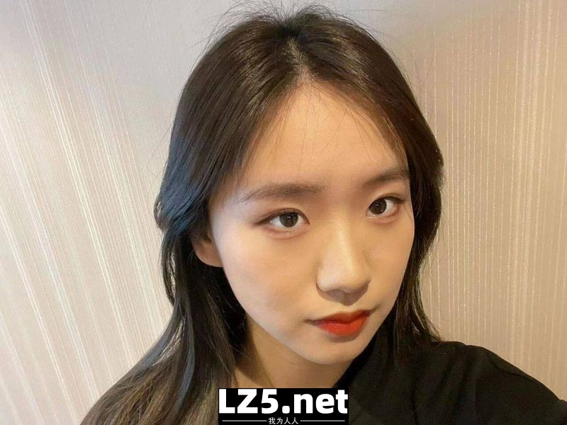 母狗女友的自拍照  (10P)