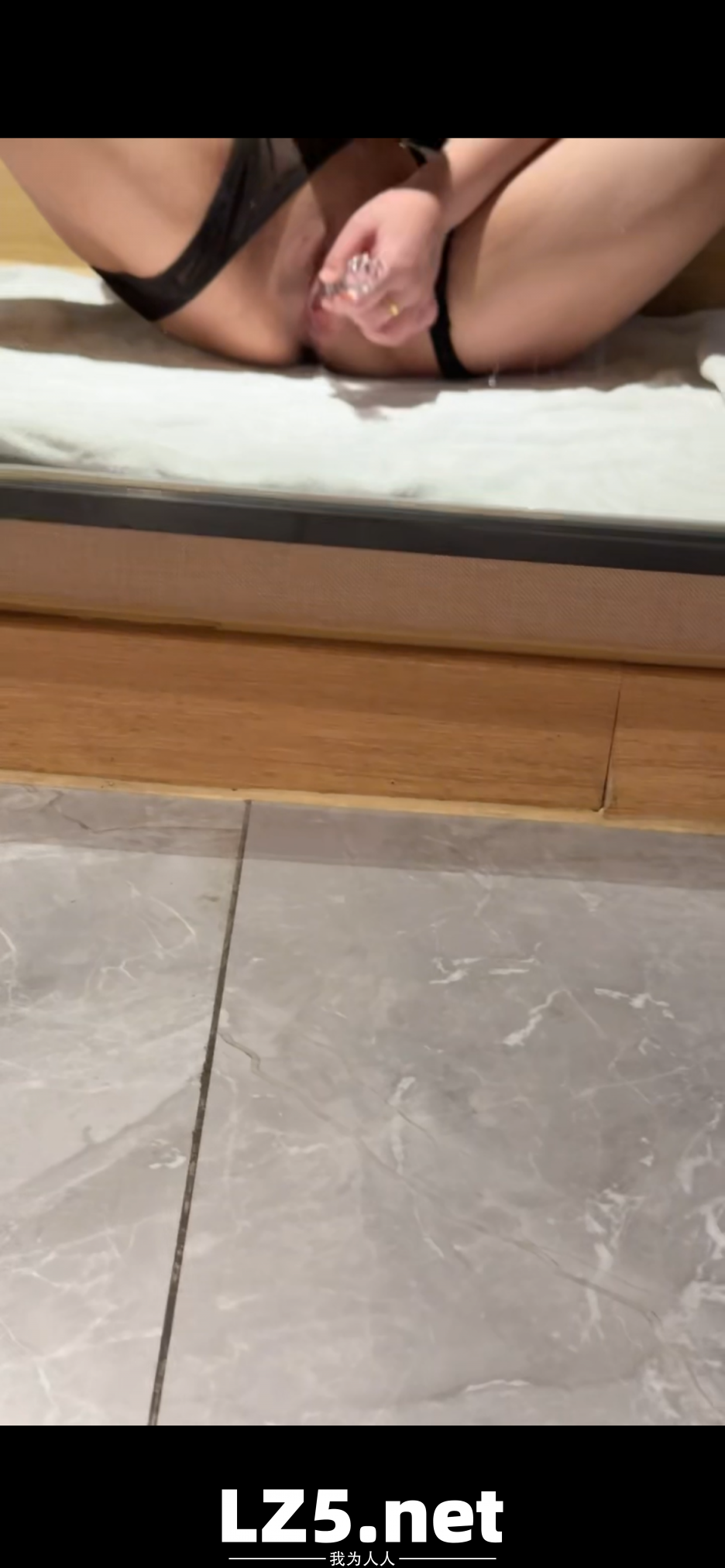 [原创]0512 性感娇妻露出及体验肛钩束缚，验证在最后［14P］