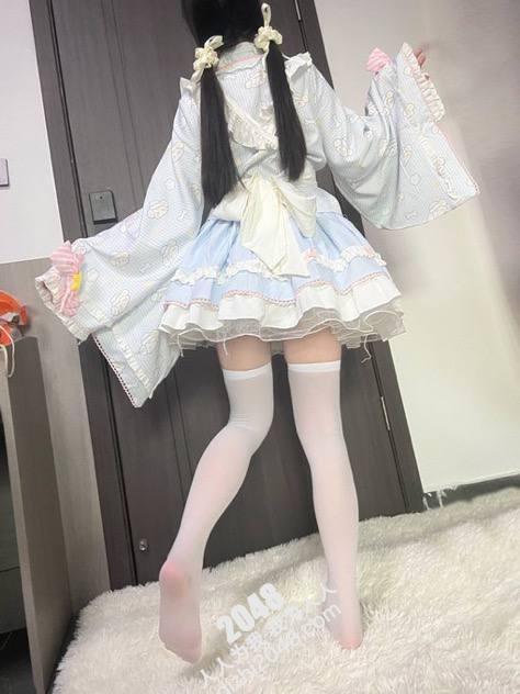 后入视角白虎自拍，cos美图嫩得让人流鼻血【21P】