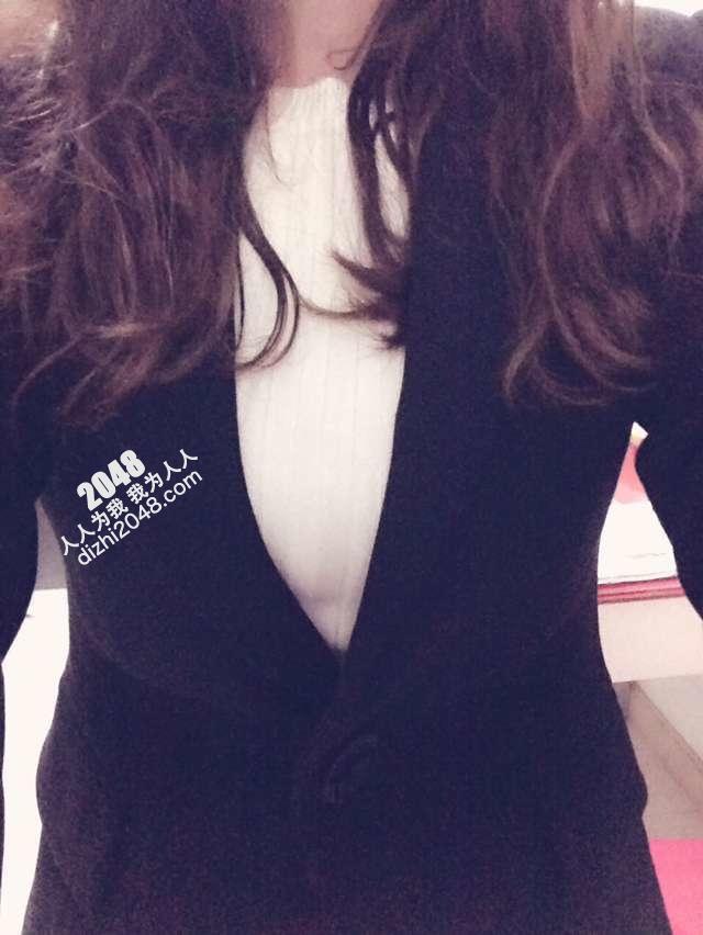 【18P】自拍饥渴的少妇母狗系列：骚浪贱的母狗是随时随地都可以发情的，比如：公司里的女厕所。