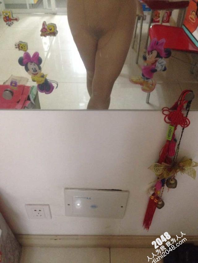 情人自拍支饥渴的少妇母狗系列：逼痒了就把丝袜塞进去！发骚就给主人发你的裸照片【30P】