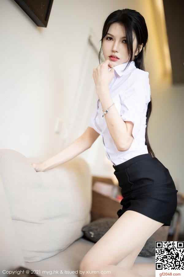 模特兒媛媛醬白襯衫與黑短裙