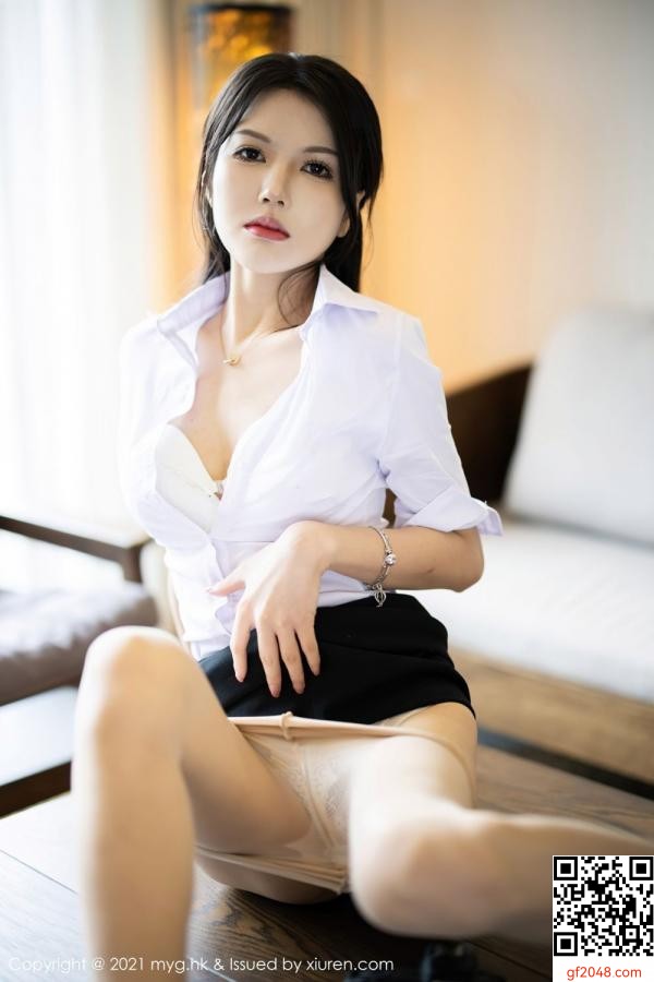 模特兒媛媛醬白襯衫與黑短裙