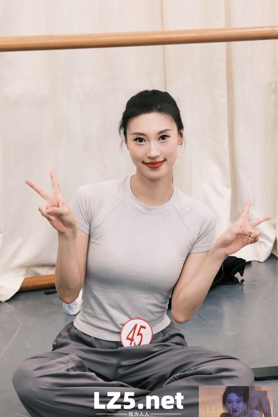 东方演艺集团演员【王姝蒙】，中央民族大学研究生三年母狗经历，内射、毒龙、舔脚颜射[178P]