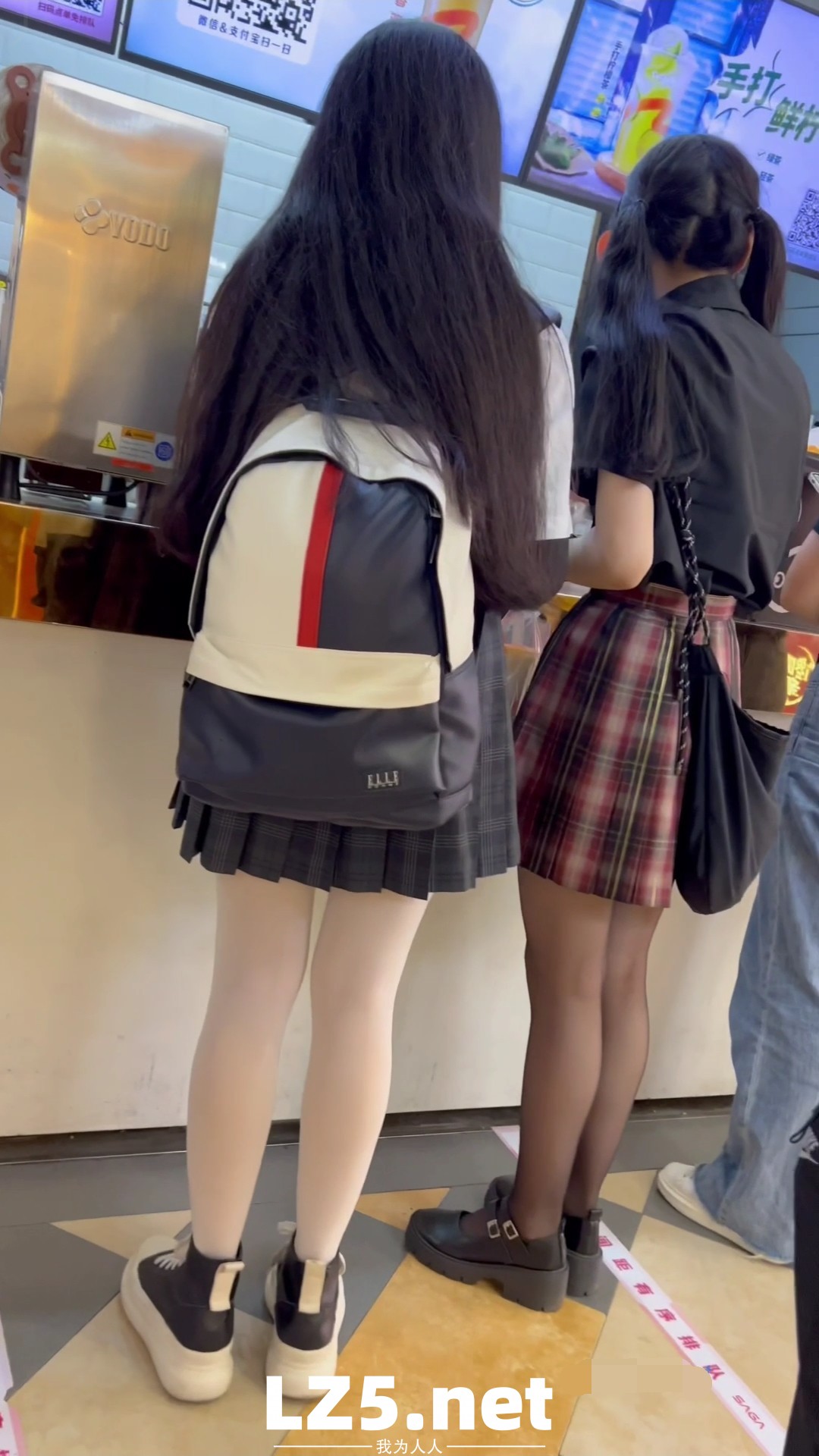 黑白絲學生妹抄底  (58P)
