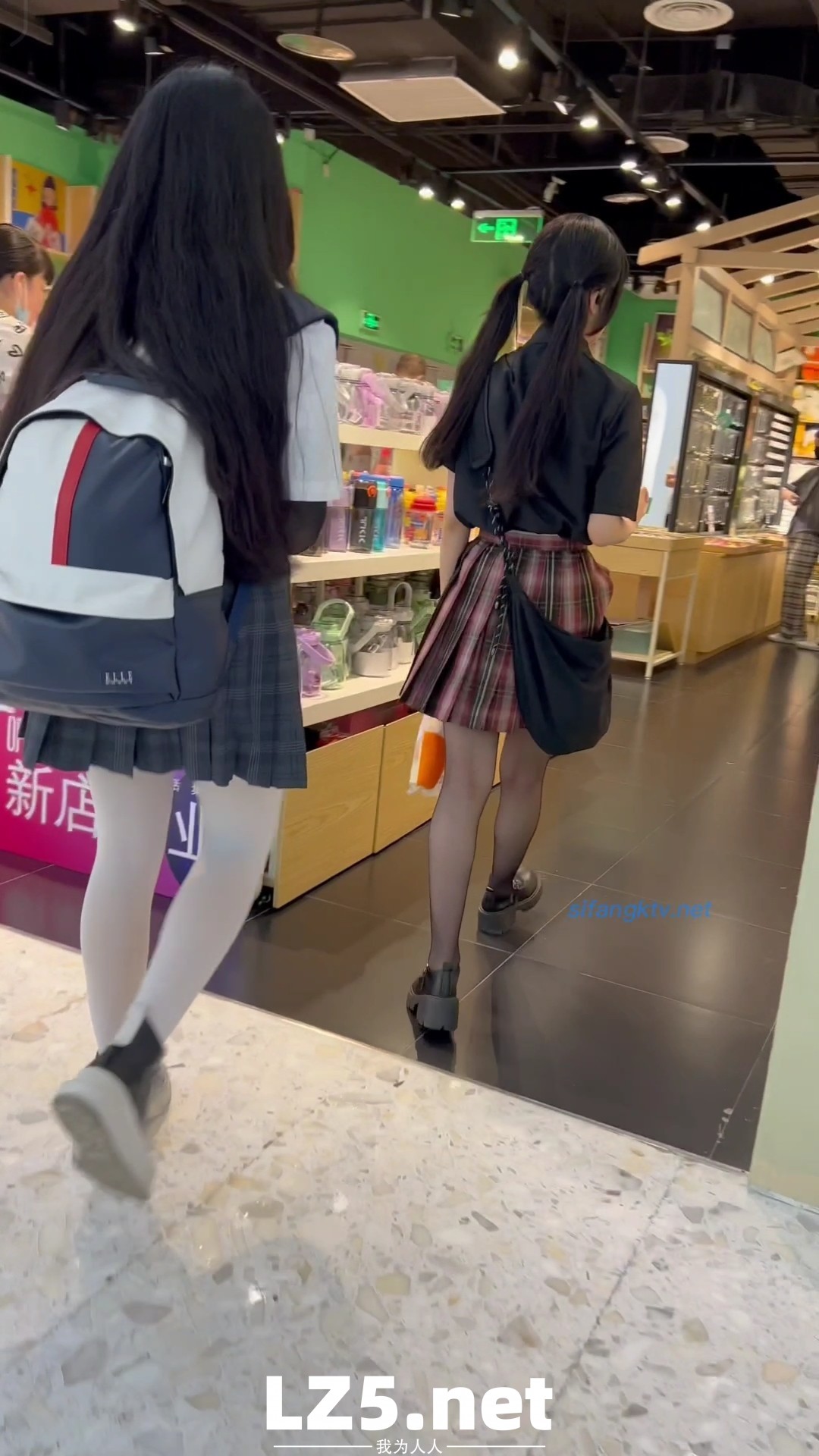 黑白絲學生妹抄底  (58P)