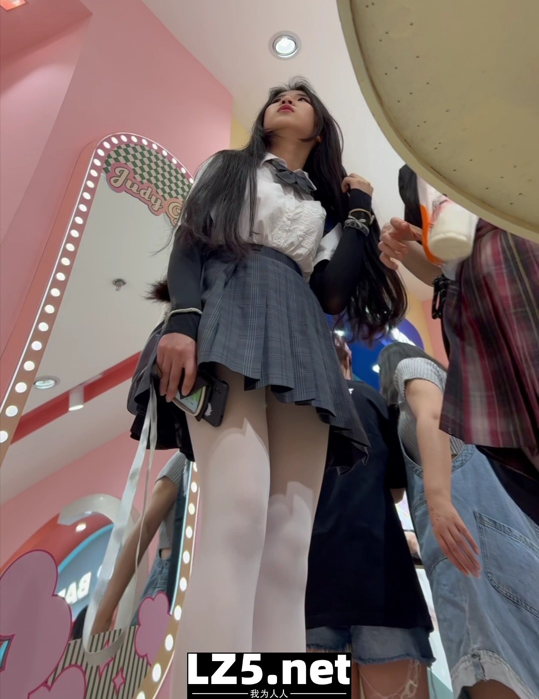 黑白絲學生妹抄底  (58P)