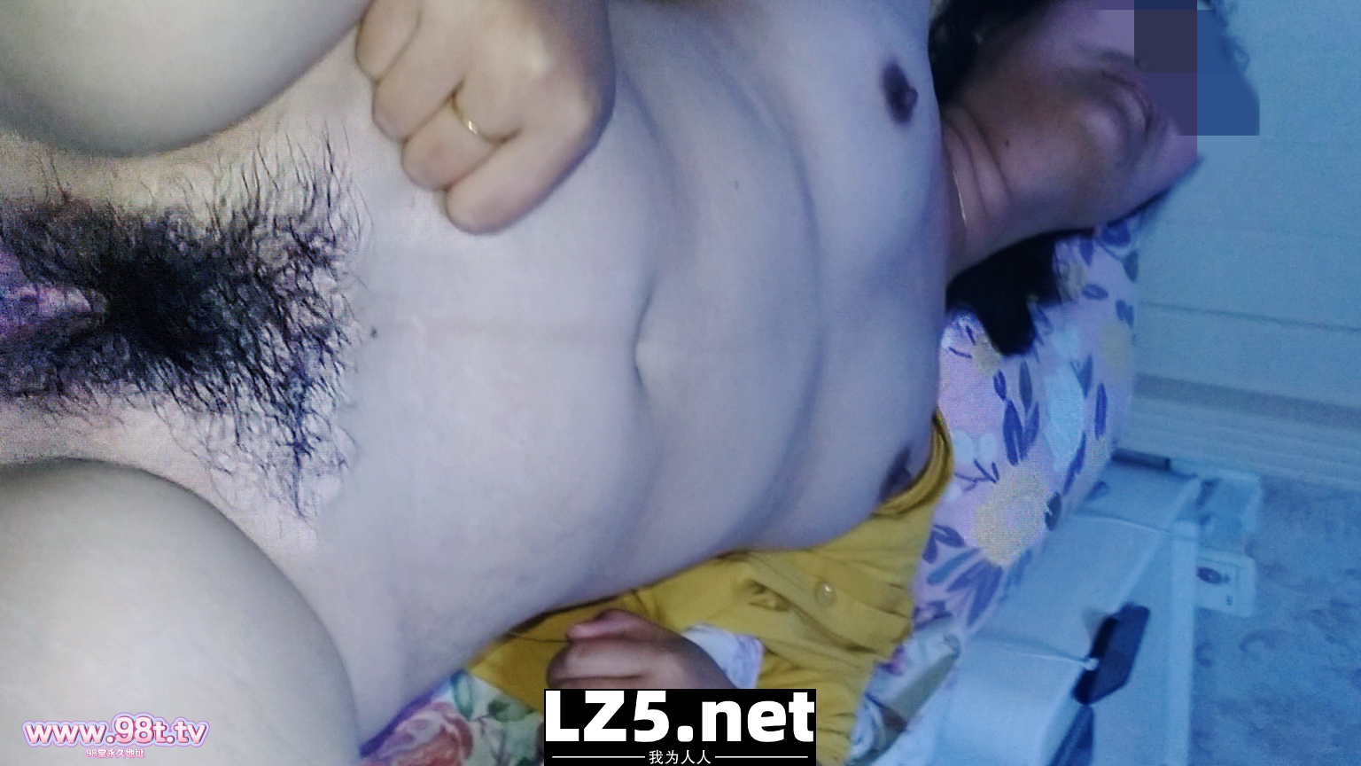 我的骚妻老婆(一):先用自慰器插逼,再用鸡巴使劲操，看表情就知道她有多么的骚，操的她乱喊乱叫，眼睛都直了【39P+7GIF】