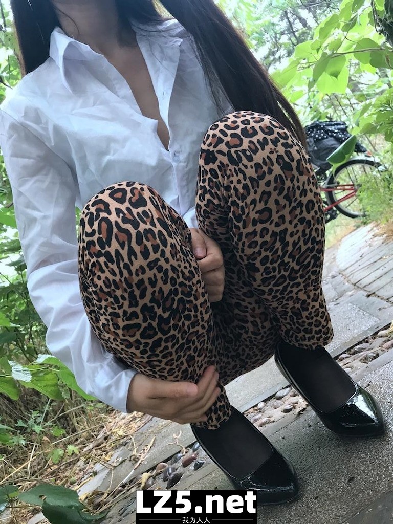 [自拍] 豹紋黑逼外出  (22P)