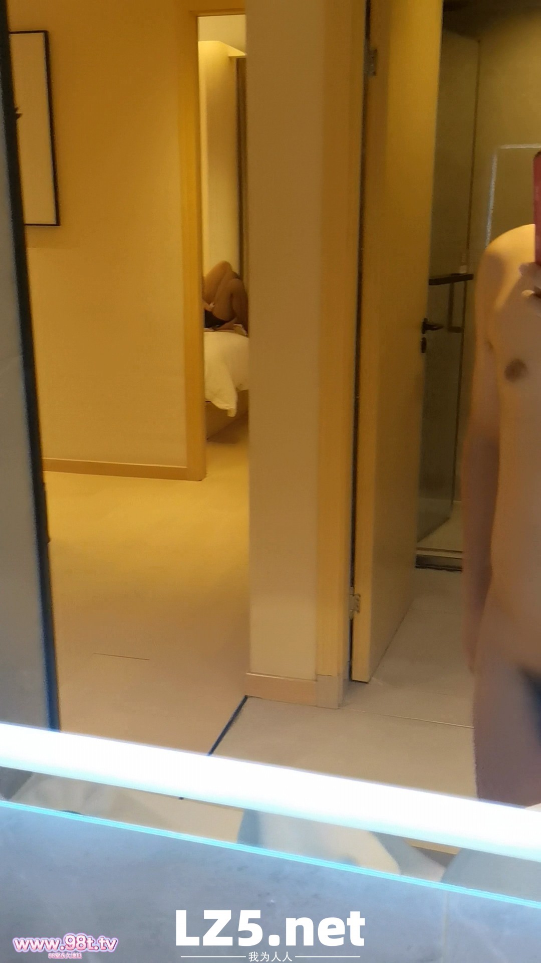 献妻和单男酒店3P 中途无套 黑丝爱妻反差到爆（15p+GIF）