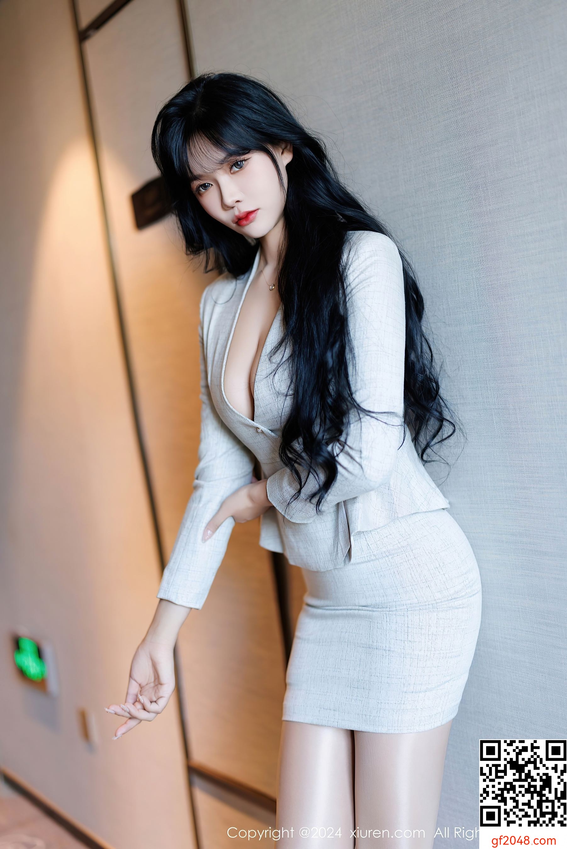 [XiuRen秀人网] No.9398 娜比 丝袜短裙