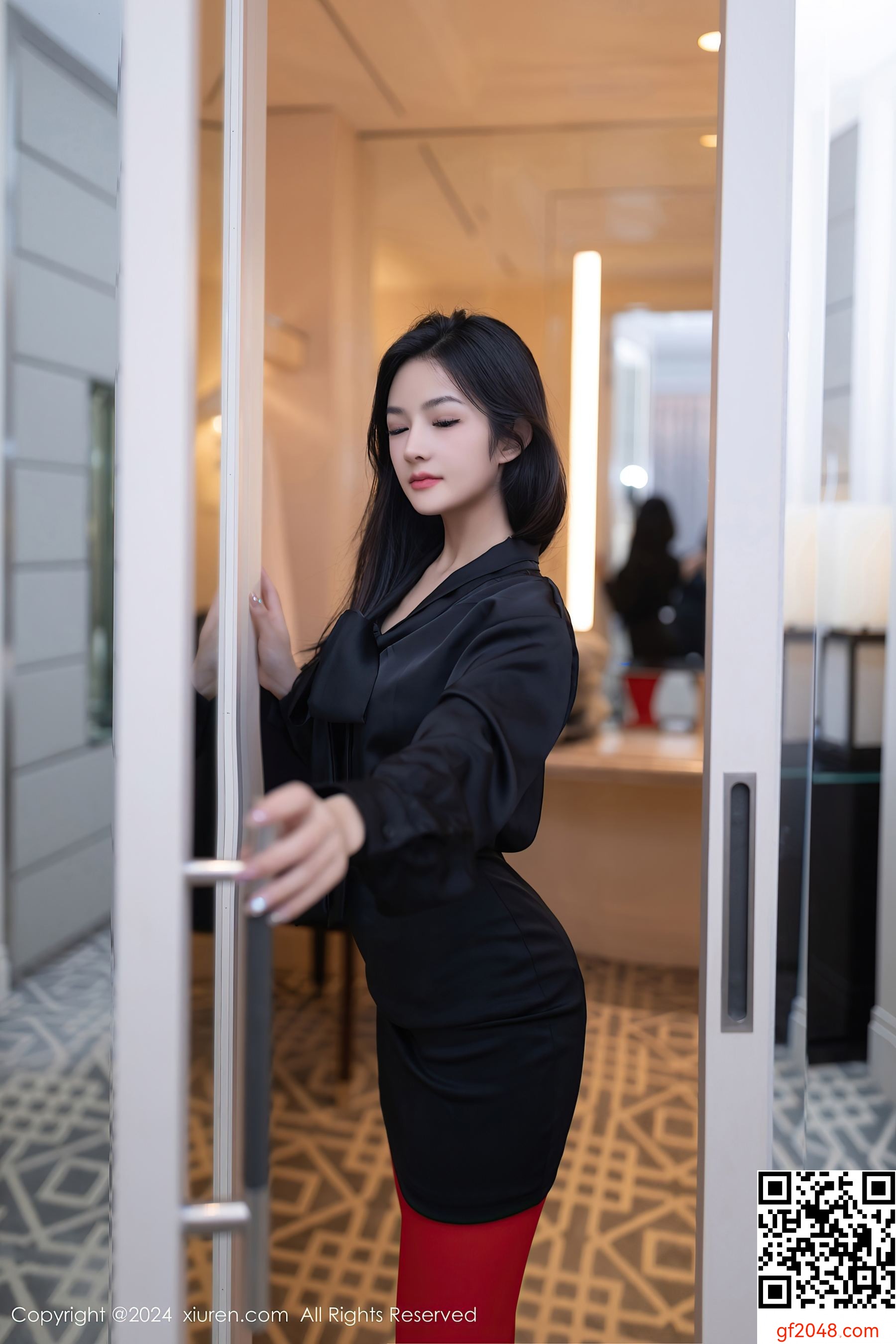 [XiuRen秀人网] No.8801 谭小灵 丝袜美腿