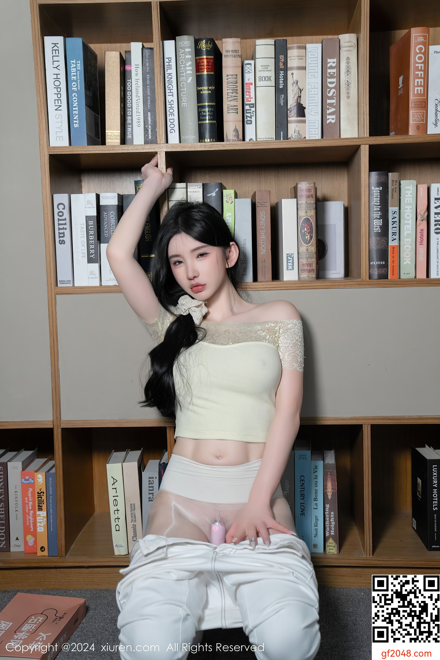 [XiuRen秀人网] No.8633 周于希Sally 图书馆美臀
