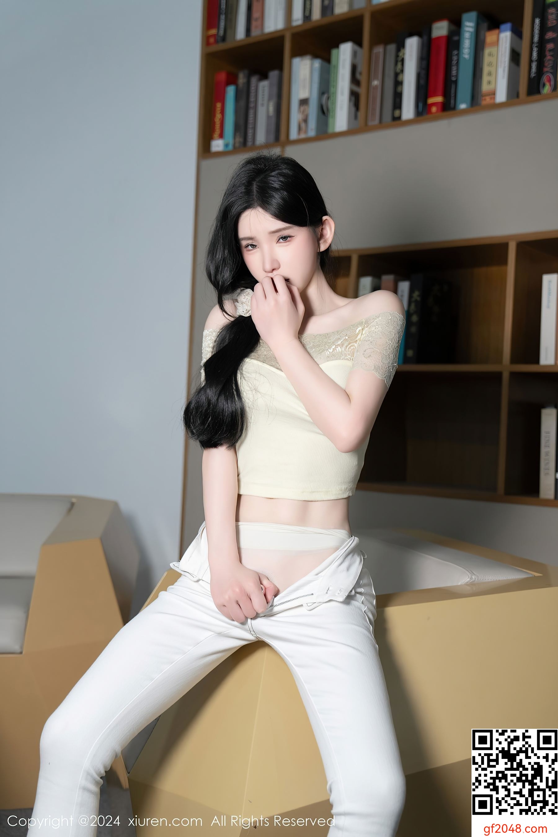 [XiuRen秀人网] No.8633 周于希Sally 图书馆美臀
